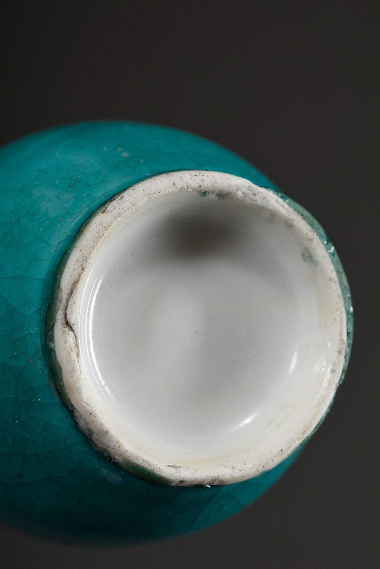 Kleine Porzellan Balustervase mit monochromer Flussglasur in Türkis, Blackwood Stand beigegeben, H. - Bild 4 aus 5