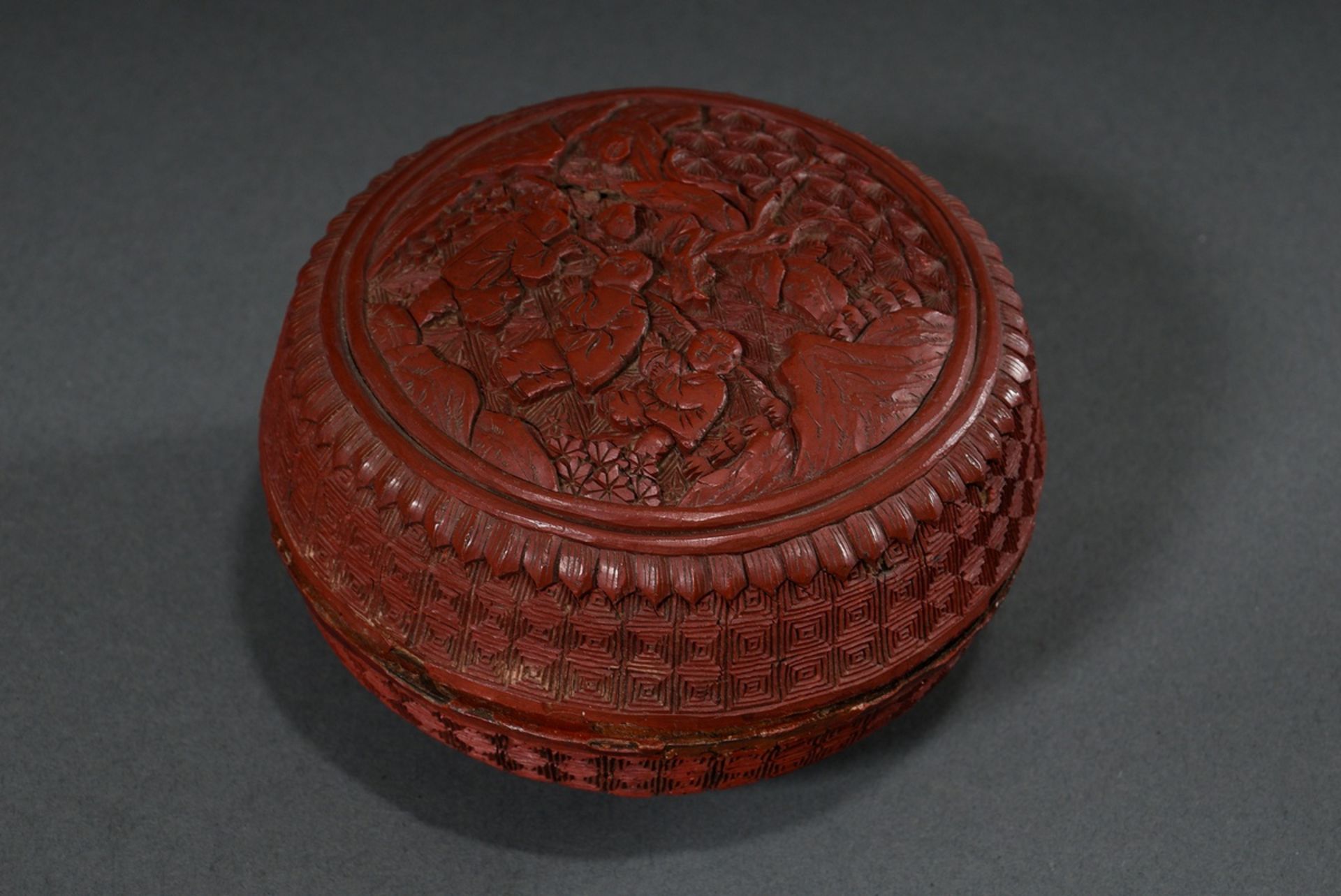 4 Various red carved lacquer objects: small round paper mache lidded box "Three playing children" ( - Image 8 of 19