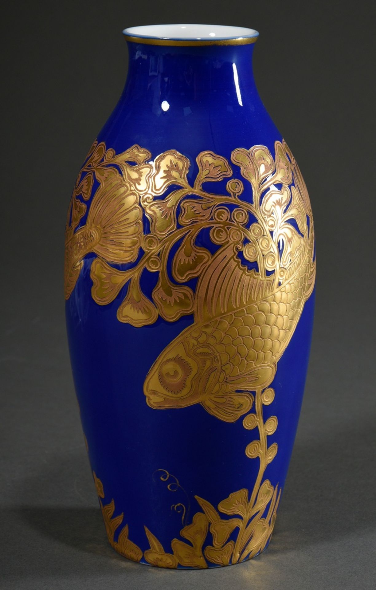 Rosenthal Vase mit vergoldetem Reliefdekor "Fische zwischen Wasserpflanzen" auf royalblauem Fond, u - Bild 2 aus 4
