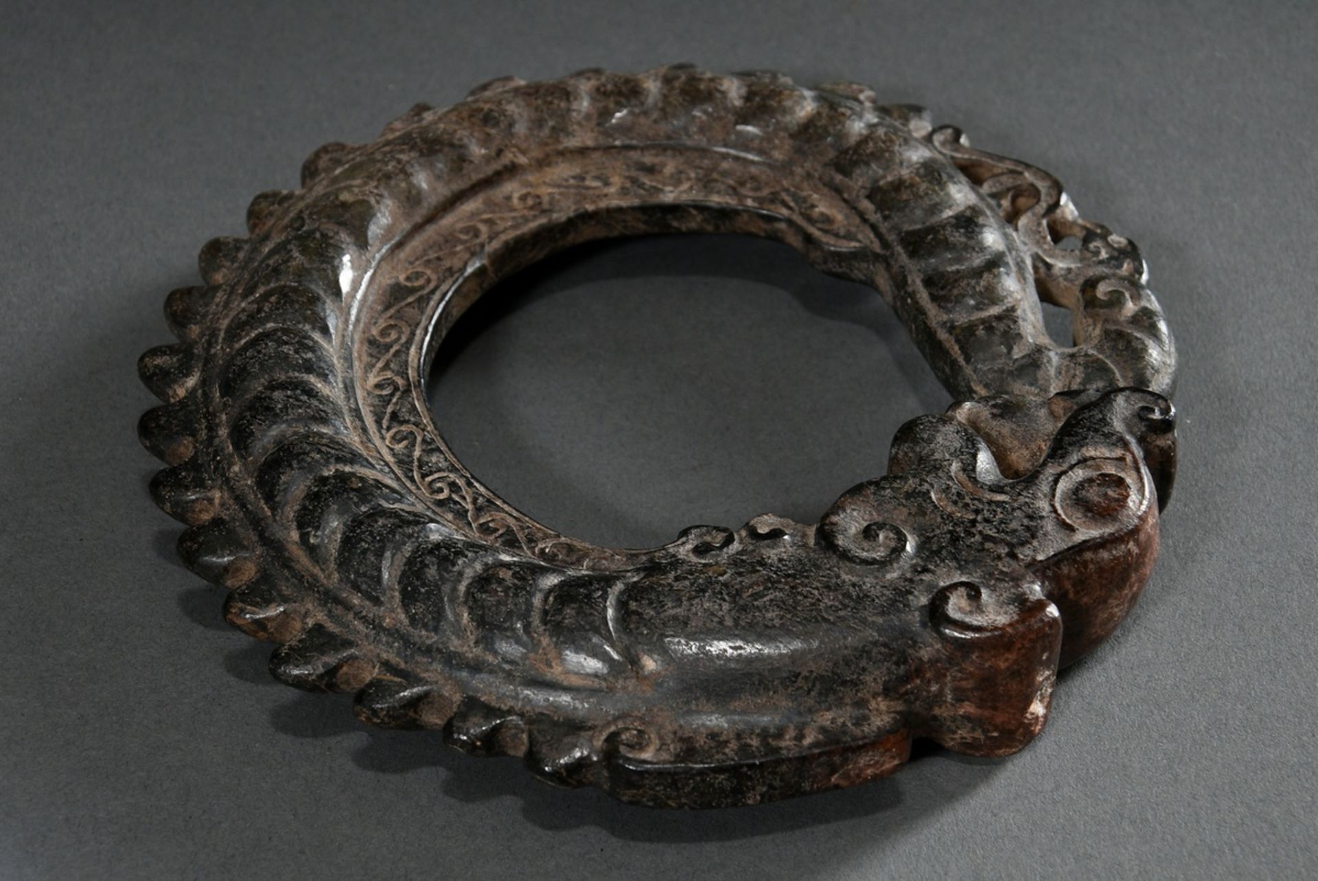 Dark jade carving "Round-laid dragon", powerfully stylised with jagged back and scales, wooden stan - Image 6 of 6