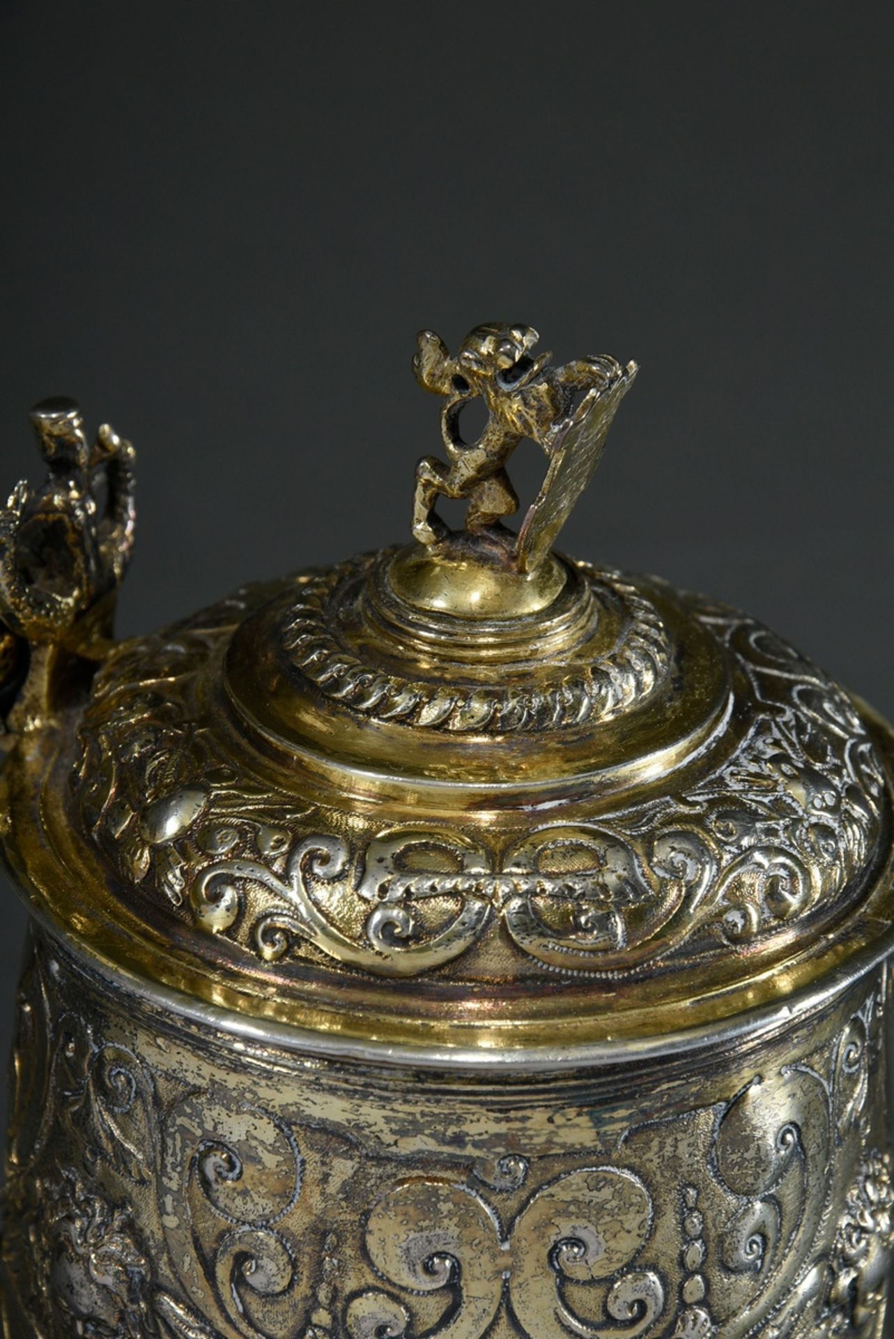 Small Mannerist lidded tankard with "fruit hangings and winged angels' heads" between scrollwork ov - Image 4 of 11