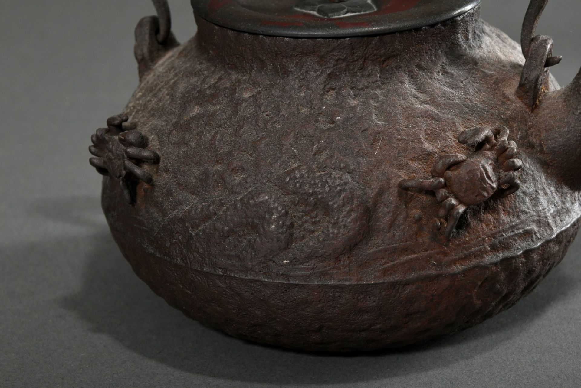 Eisen Tetsubin Wasserkessel "Zwei Krebse und Riedgras", Bronze Deckel innen signiert, Japan 19./20. - Bild 2 aus 9