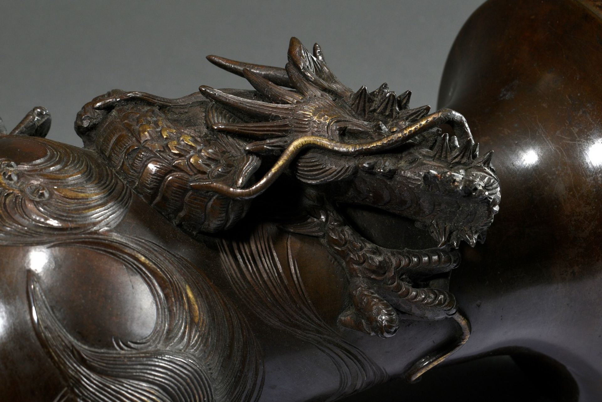 Japanese bronze temple vase with sculpted dragon, dark patinated and chiselled, 4-character Genzan - Image 6 of 8