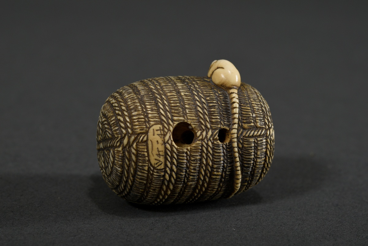 Ivory netsuke "Cat and rat on rice straw bale" with movable mouse, l. 3,6cm, permit according to ar - Image 4 of 6