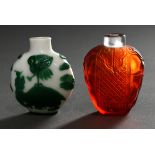 2 Diverse Überfangglas Snuffbottles: rubinroter "Elefant" und grün/weißer "Kranich auf Schildkröte"