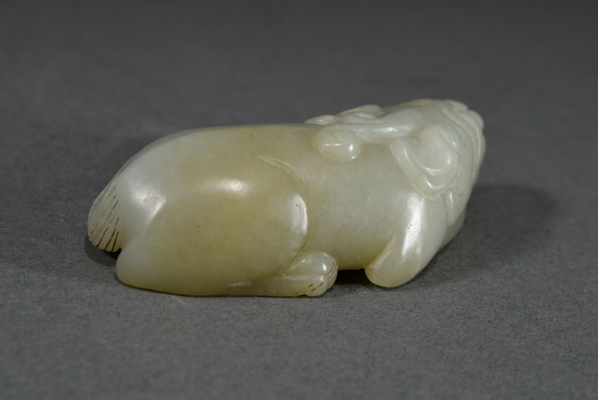 Fine celadon jade figure "Reclining Qilin" in Song style, China, l. 6cm - Image 3 of 4