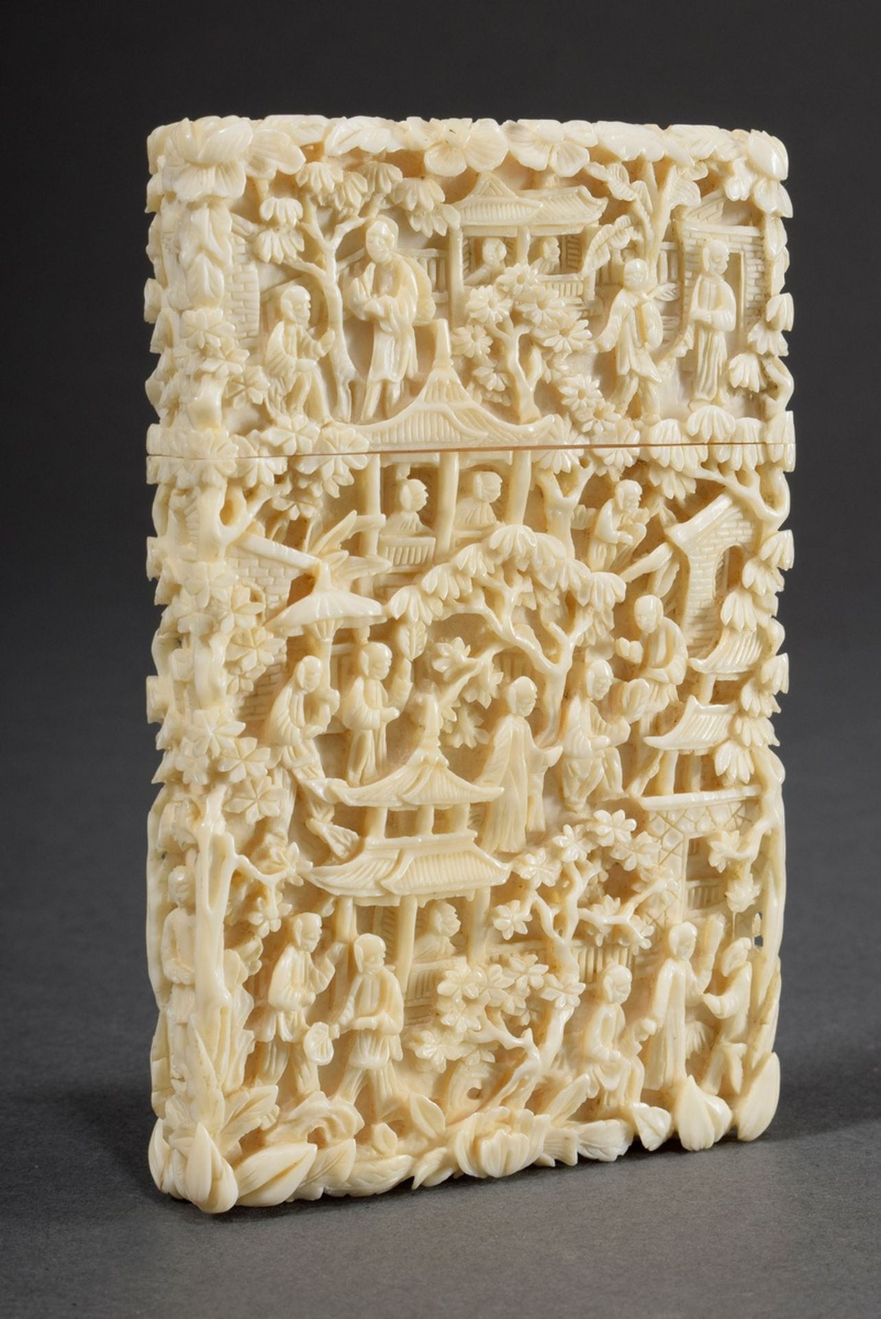 Finely carved Chinese ivory business card case with "garden scenes", Canton circa 1900, 10,5x6,5x1, - Image 2 of 4