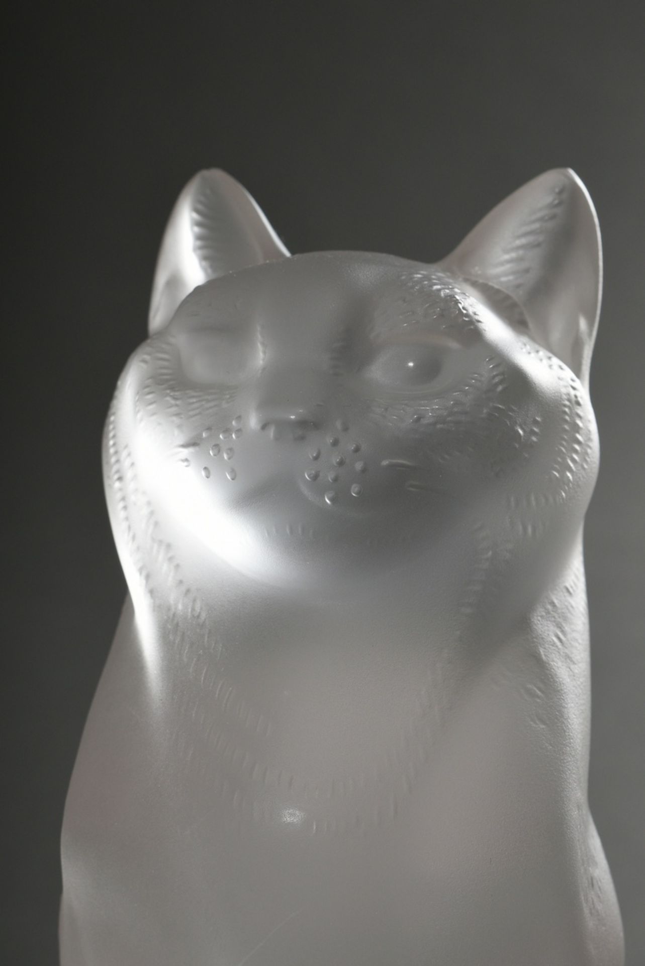 Lalique glass animal "Cat", colourless glass, satined, incised signature, France 20th c., h. 20,8cm - Image 4 of 7