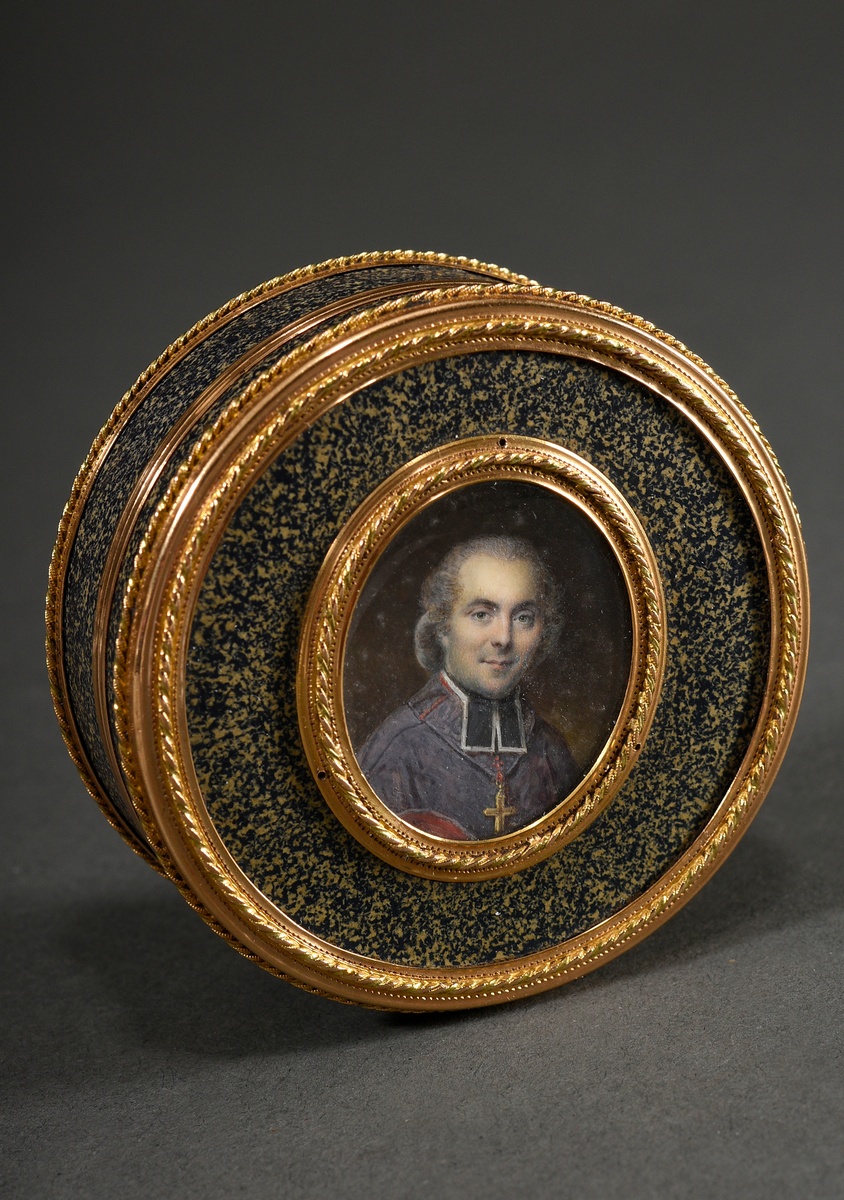 Round lacquer tabatiere with gold cord mounts and portrait medallion of the cleric "François Dumont - Image 2 of 7