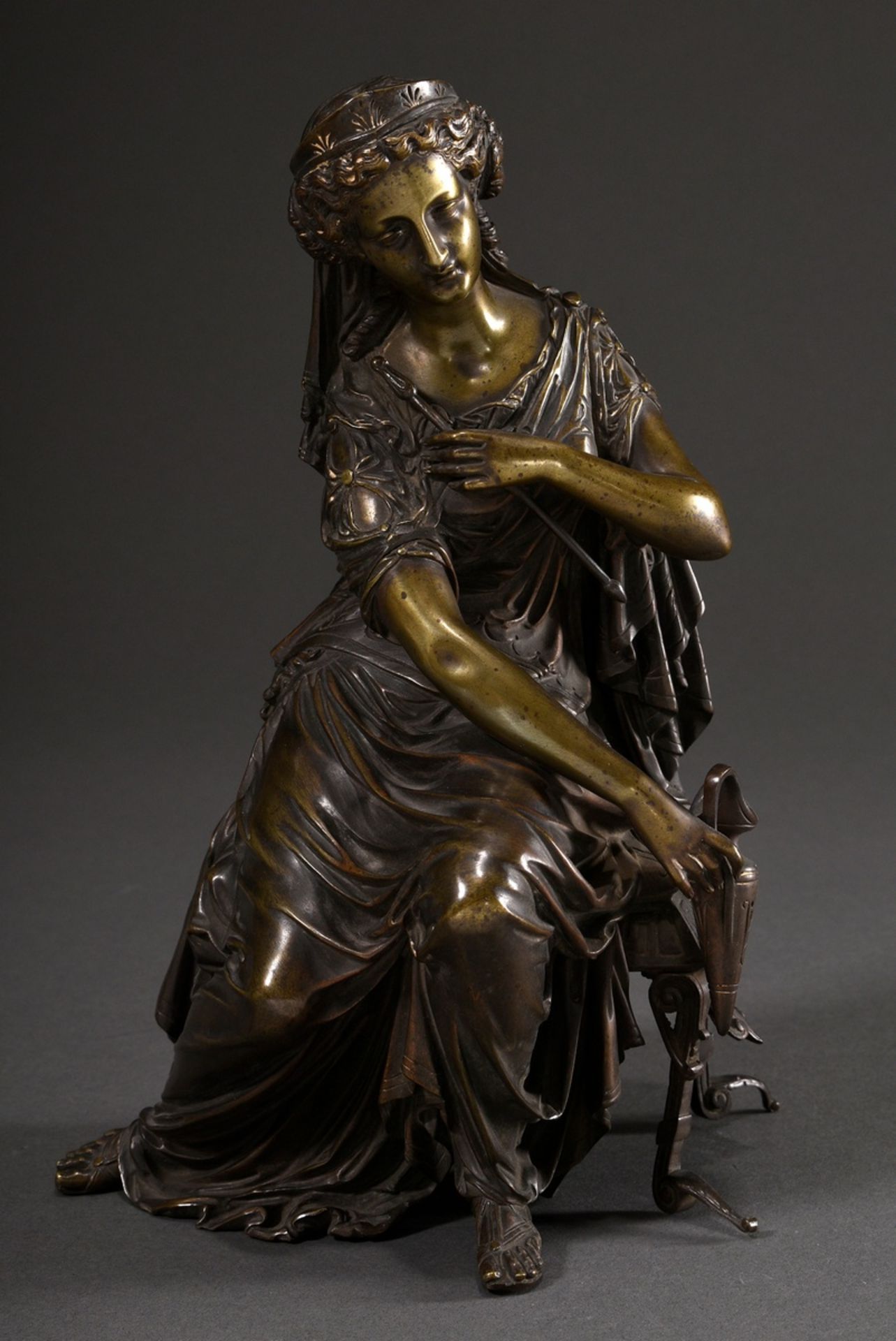 Antikisierende Historismus Figur "Sitzende Frau mit Krug", Bronze mit schöner Patina, um 1870/1880,