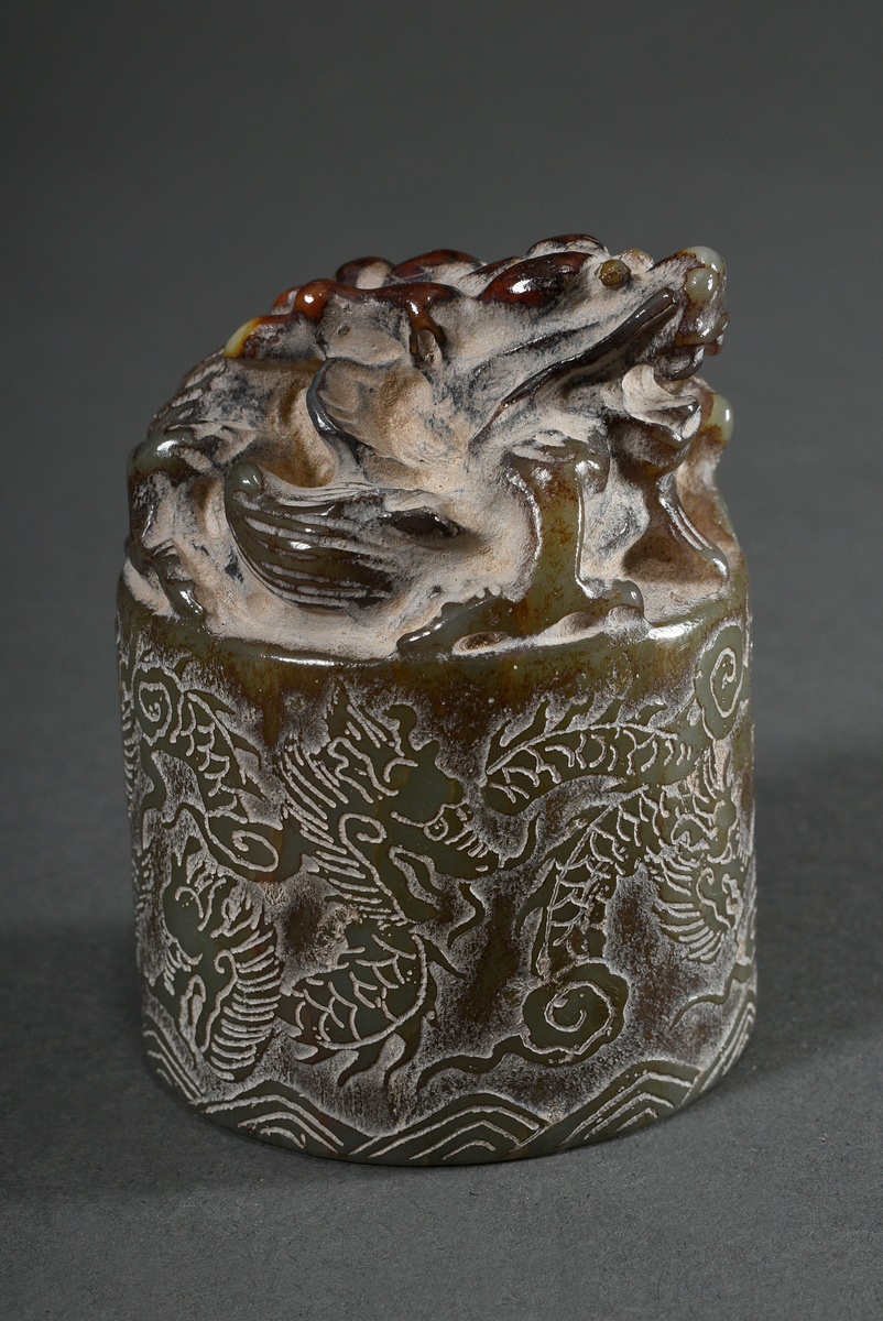 Jade seal in archaic style with sculpted dragon, all around finely raised cut "7 dragons in clouds  - Image 2 of 4
