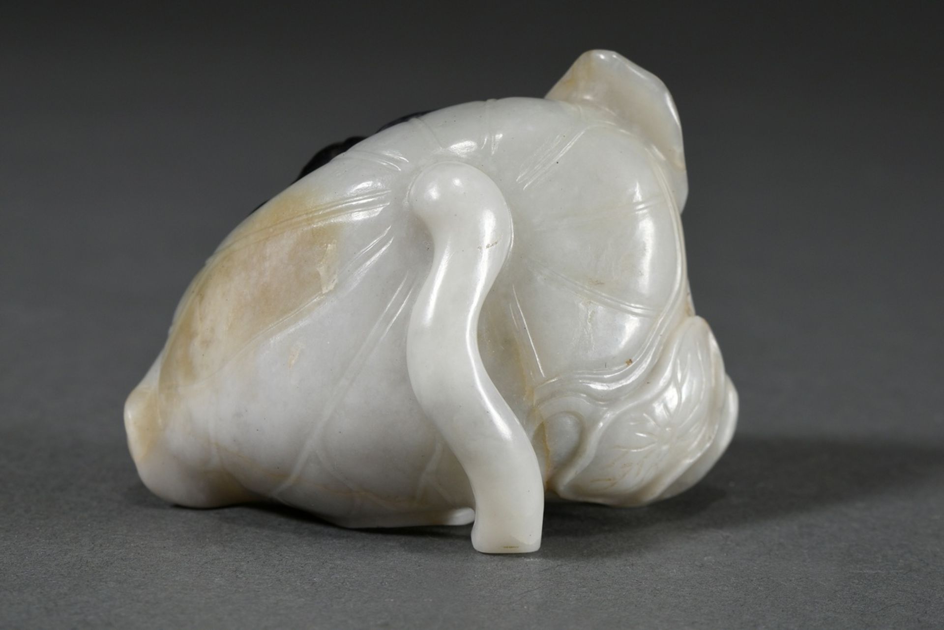 Two-coloured jade brush washer "Crab on lotus leaf", China Qing Dynasty, 4.5x7.8x5cm - Image 2 of 3