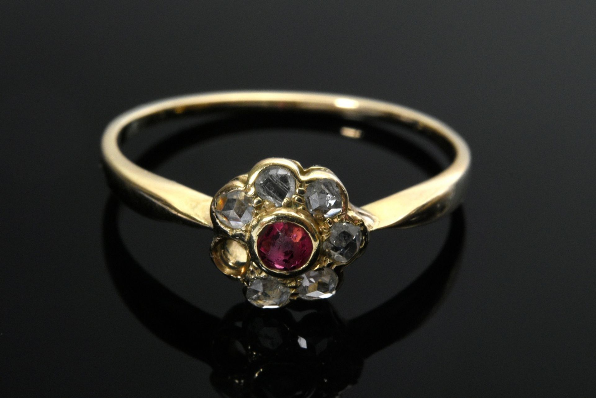 Zarter antiker Entourage Ring in Gelbgold 585 mit Diamantrosen (zus. ca. 0.12ct/SI-P1/TCR) und rote - Bild 2 aus 3