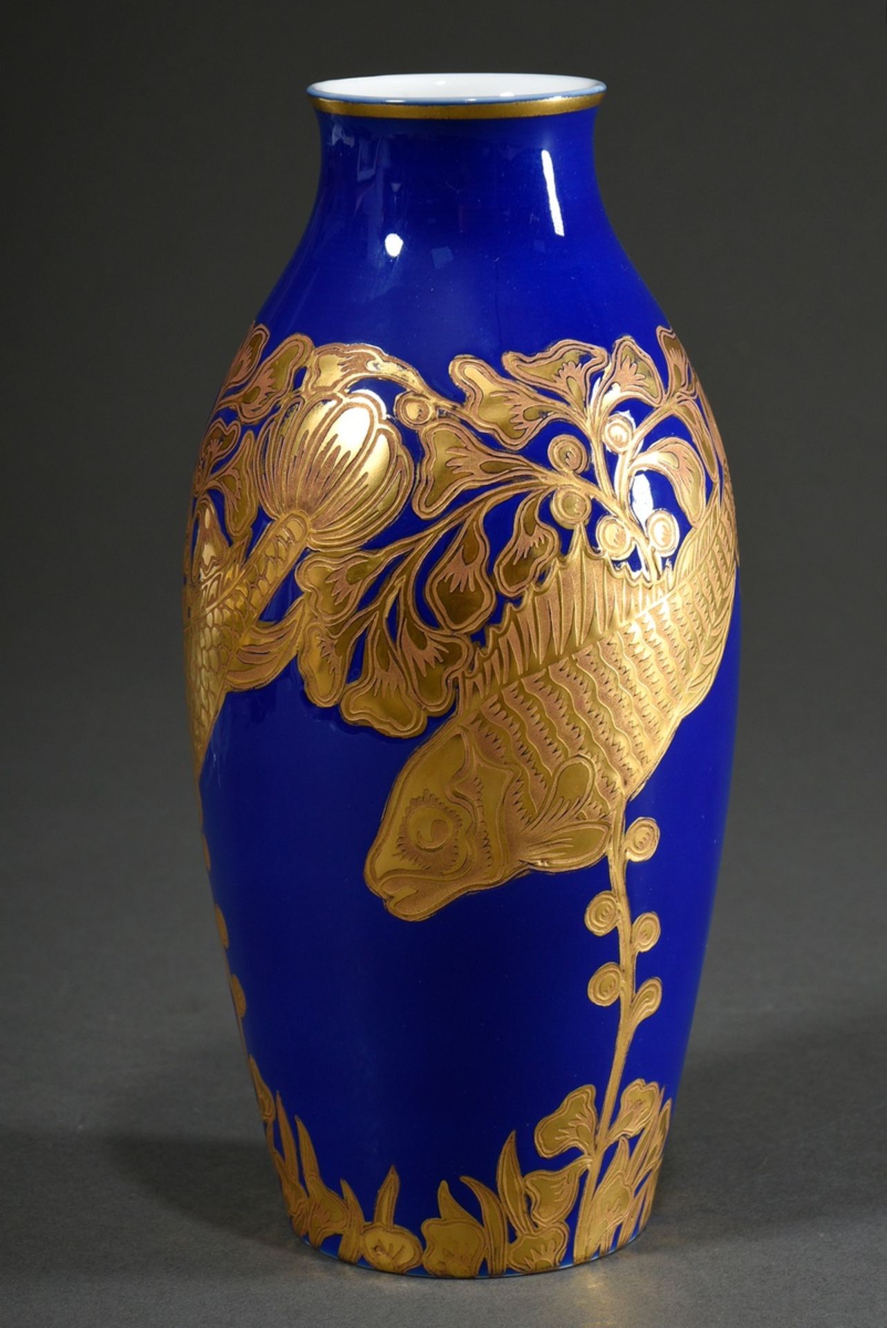 Rosenthal Vase mit vergoldetem Reliefdekor "Fische zwischen Wasserpflanzen" auf royalblauem Fond, u