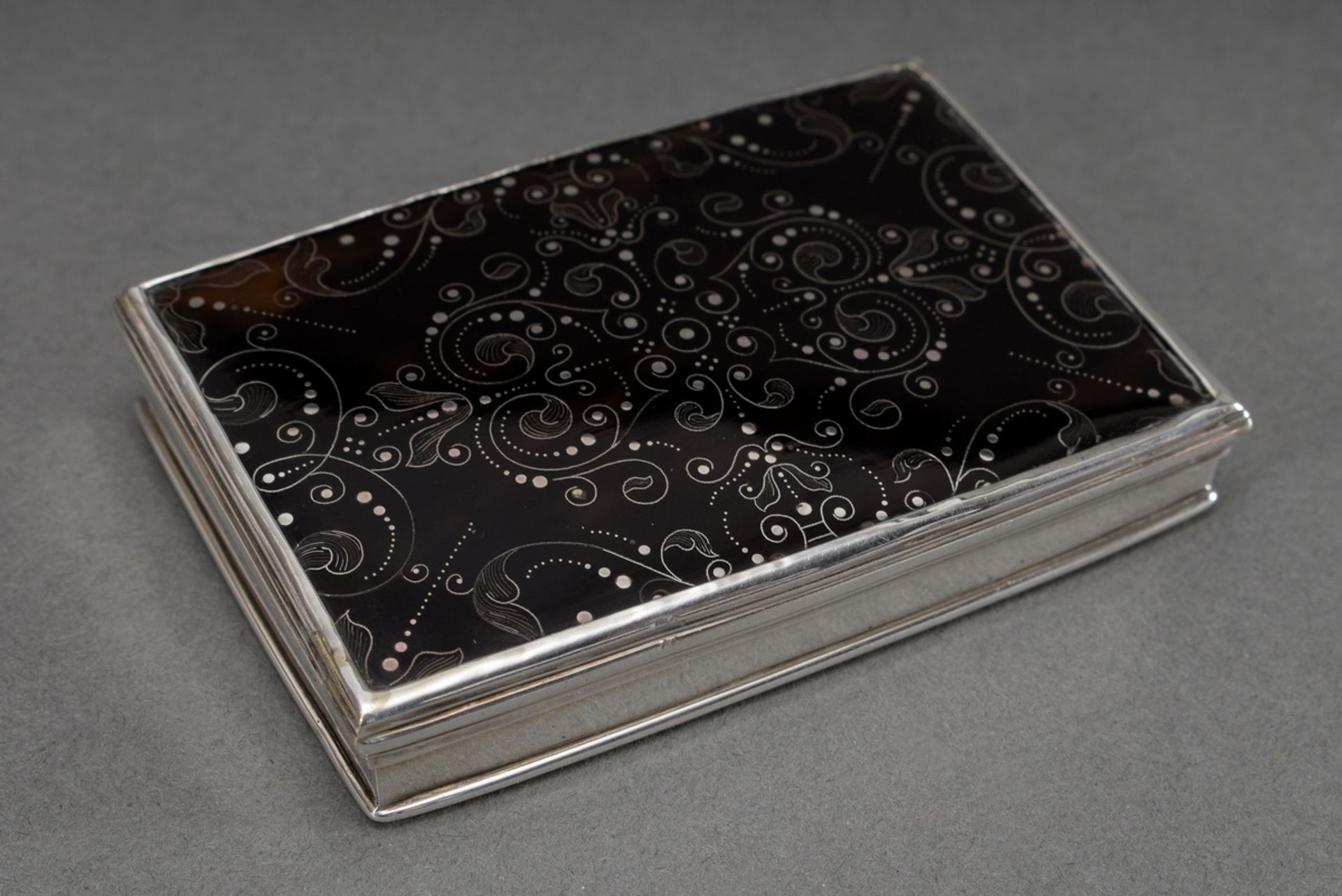 Early square silver snuff box with tortoiseshell lid and base and floral-ornamental silver piqué-po