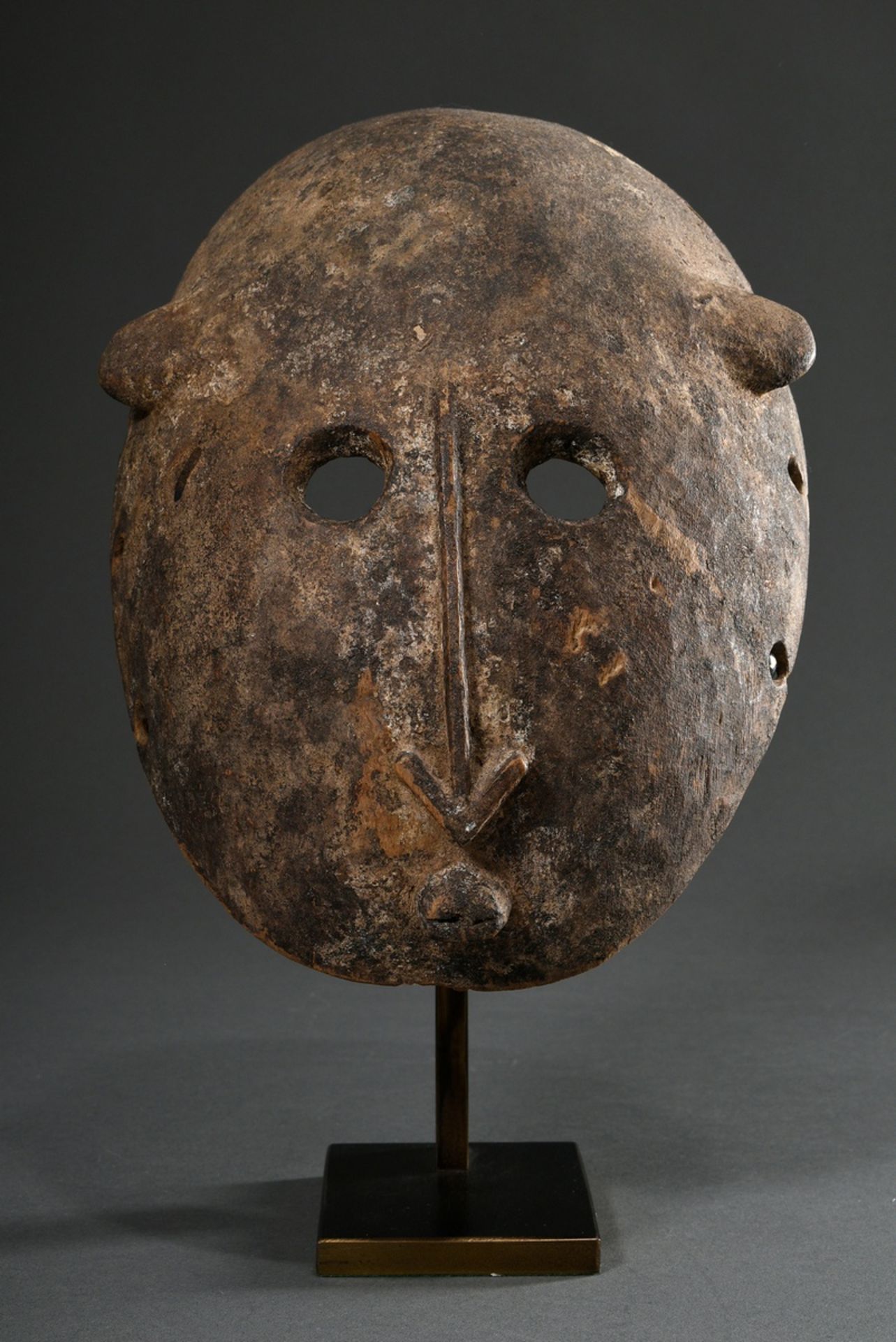 Dogon mask with round eyes, arrow nose, pointed mouth and small ears (the rare type of "Lion Mask"  - Image 2 of 5