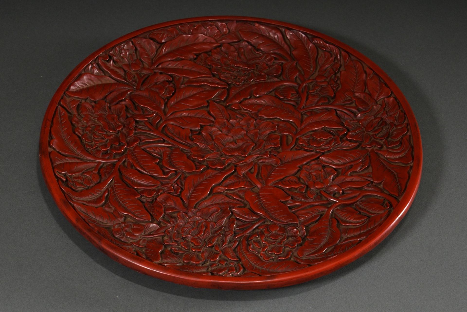 Red carved lacquer plate in the style of the early Ming period "Peonies", bottom with gold inscript - Image 3 of 5