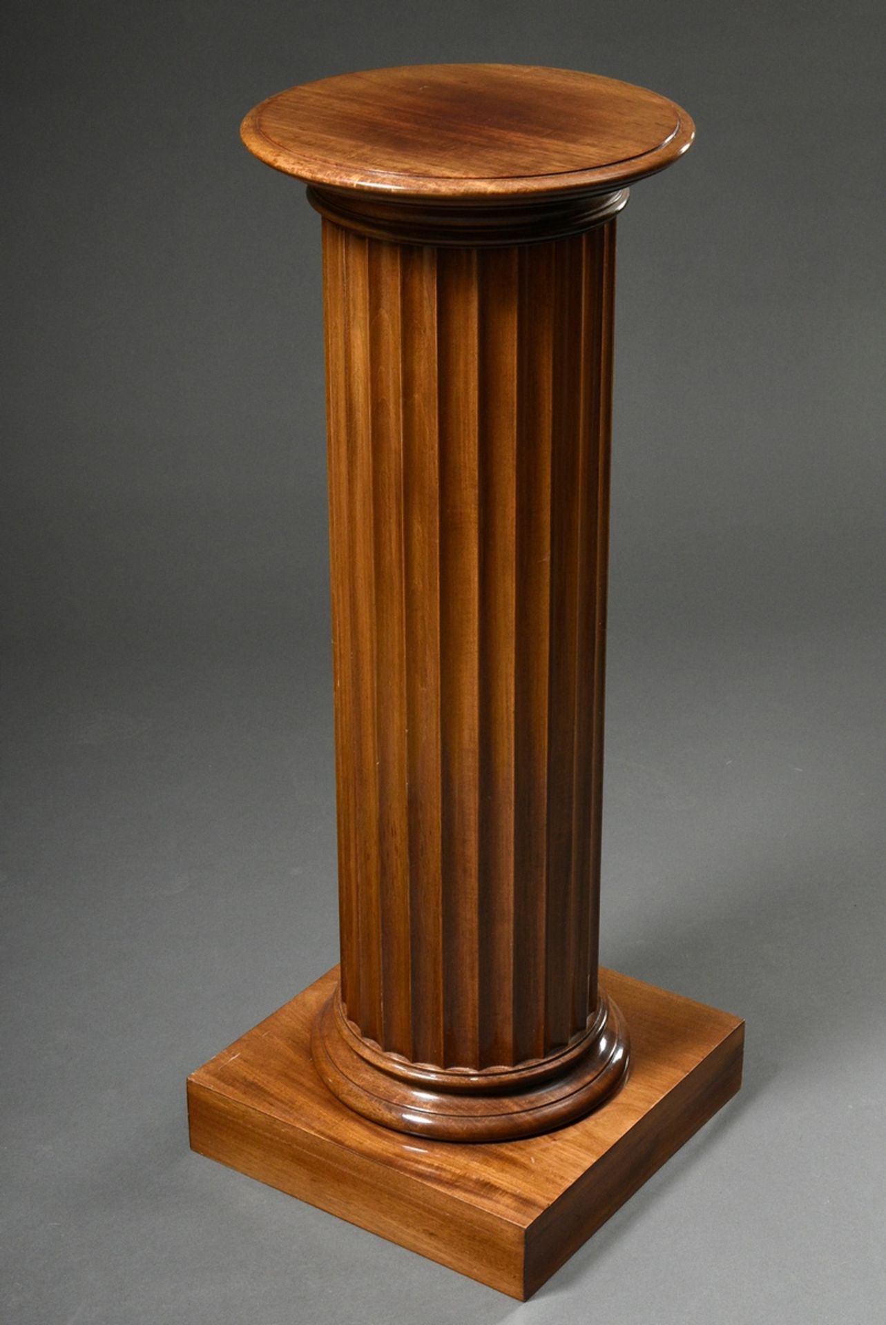 Classic mahogany column with angular base, fluted shaft and round plinth, c. 1900, h. 98cm, Ø36,5cm