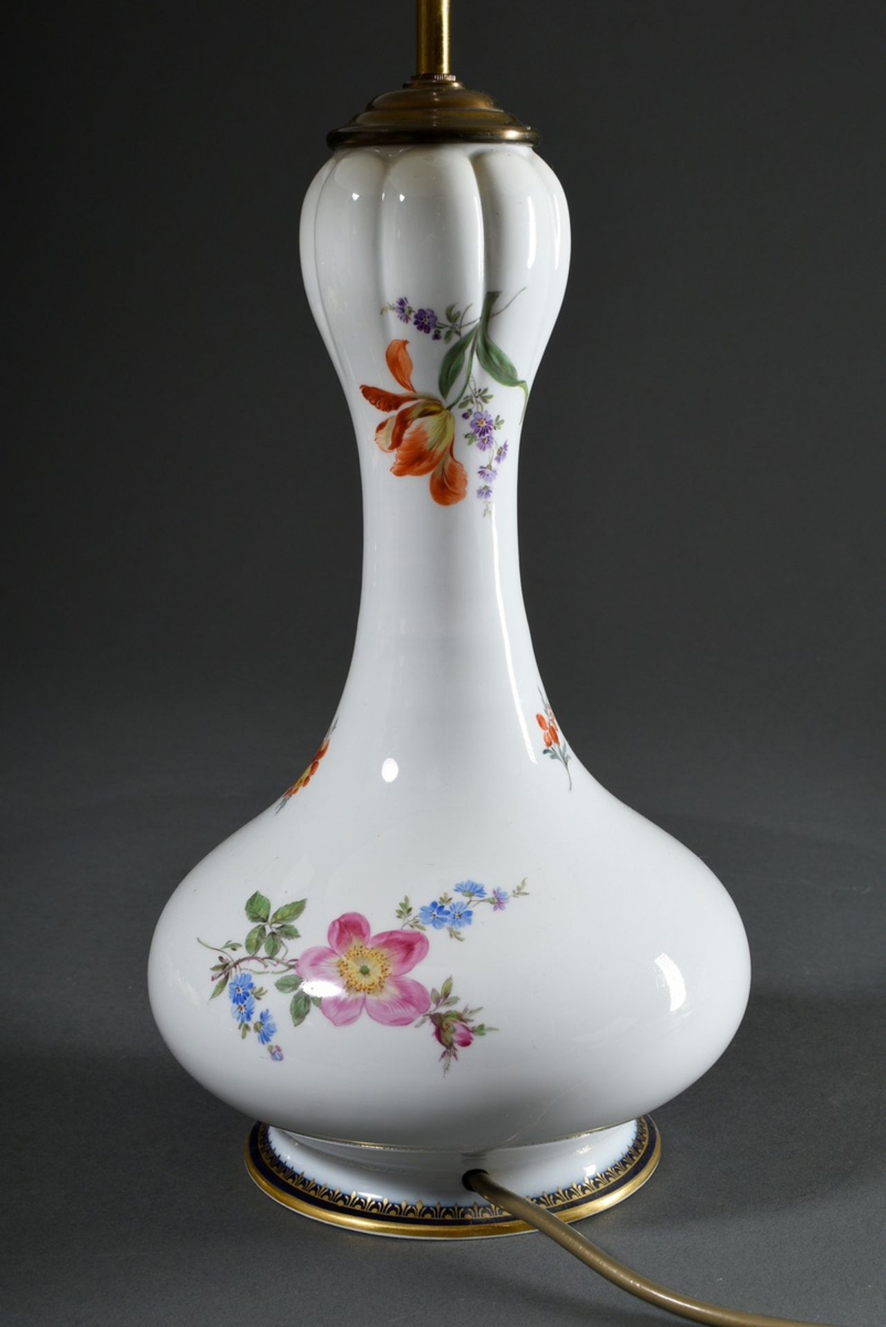 Meissen Vase in Knoblauchform mit polychromer "Bouquet" Malerei und Galerierand auf kobaltblauem Fo - Bild 3 aus 5