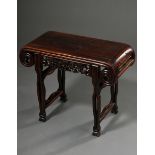 Kleiner Blackwood Beistelltisch mit gerollter Platte und geschnitzter Zarge, China um 1900, 52,5x65