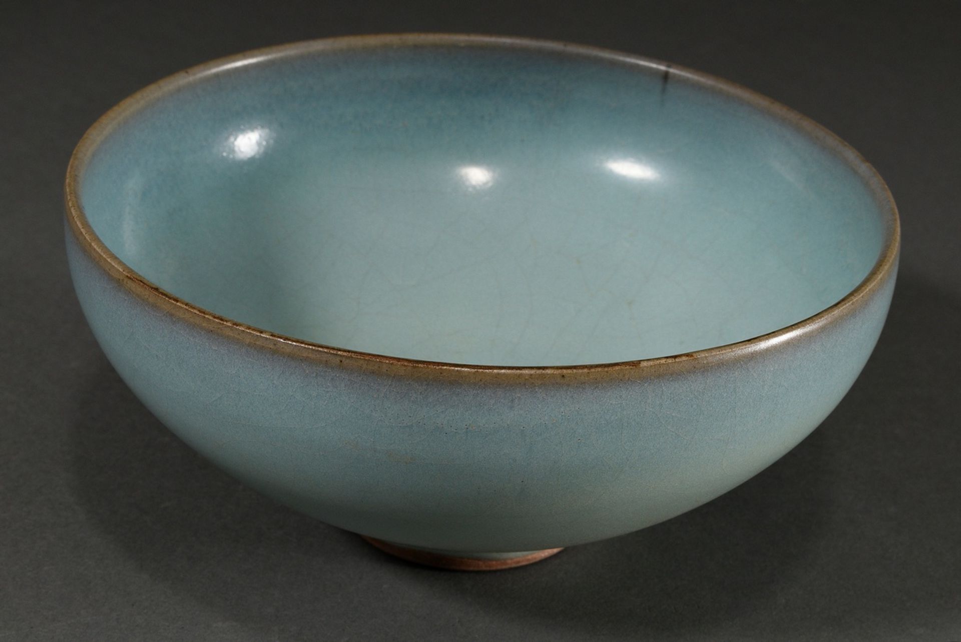 Yunyao ceramic bowl in Song style with pale blue glaze and flambé stain in violet in the wall, Chin - Image 3 of 7