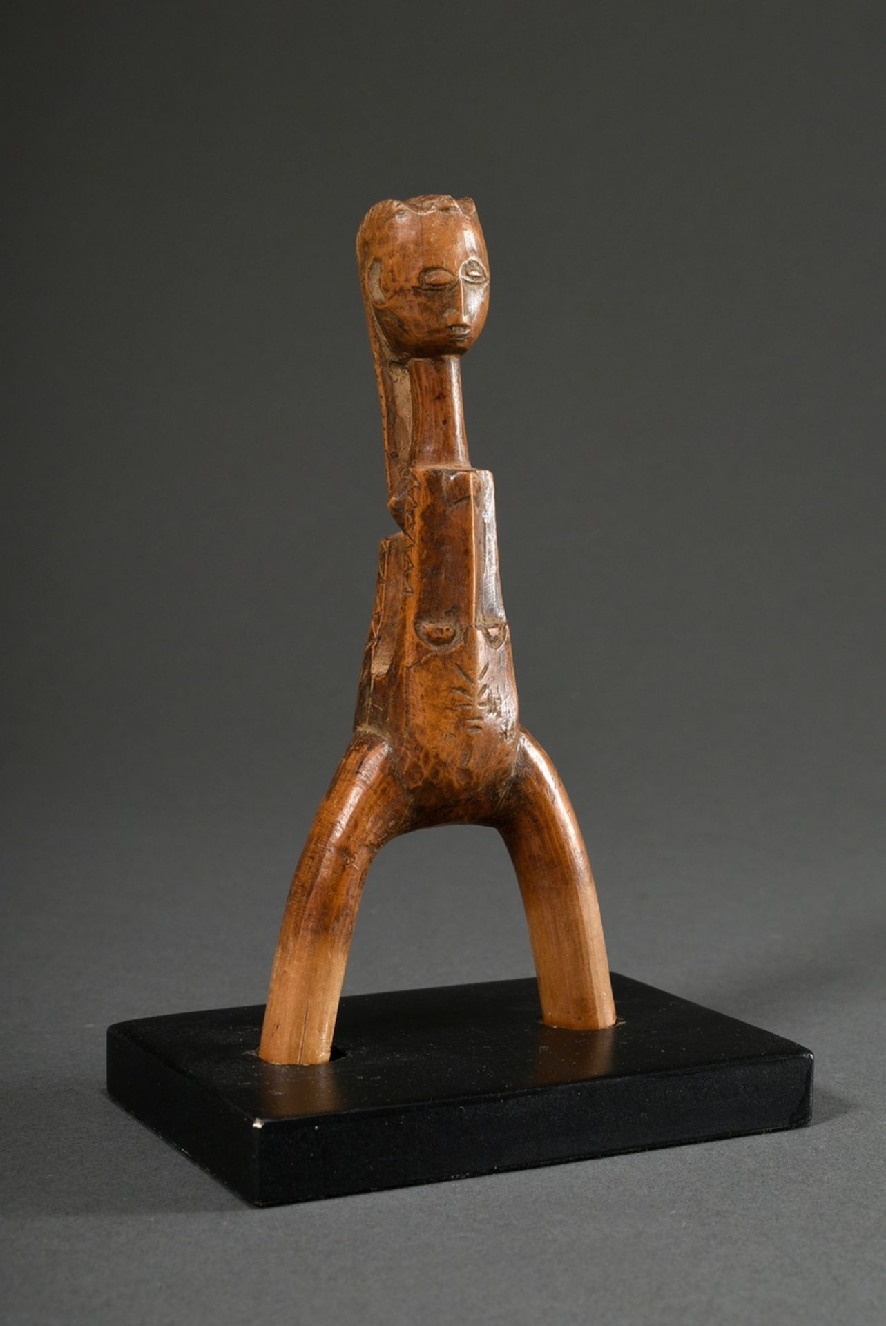 Baule slingshot "Beast devours woman", finely carved light wood, Ivory Coast, base made, h. 15.2/16