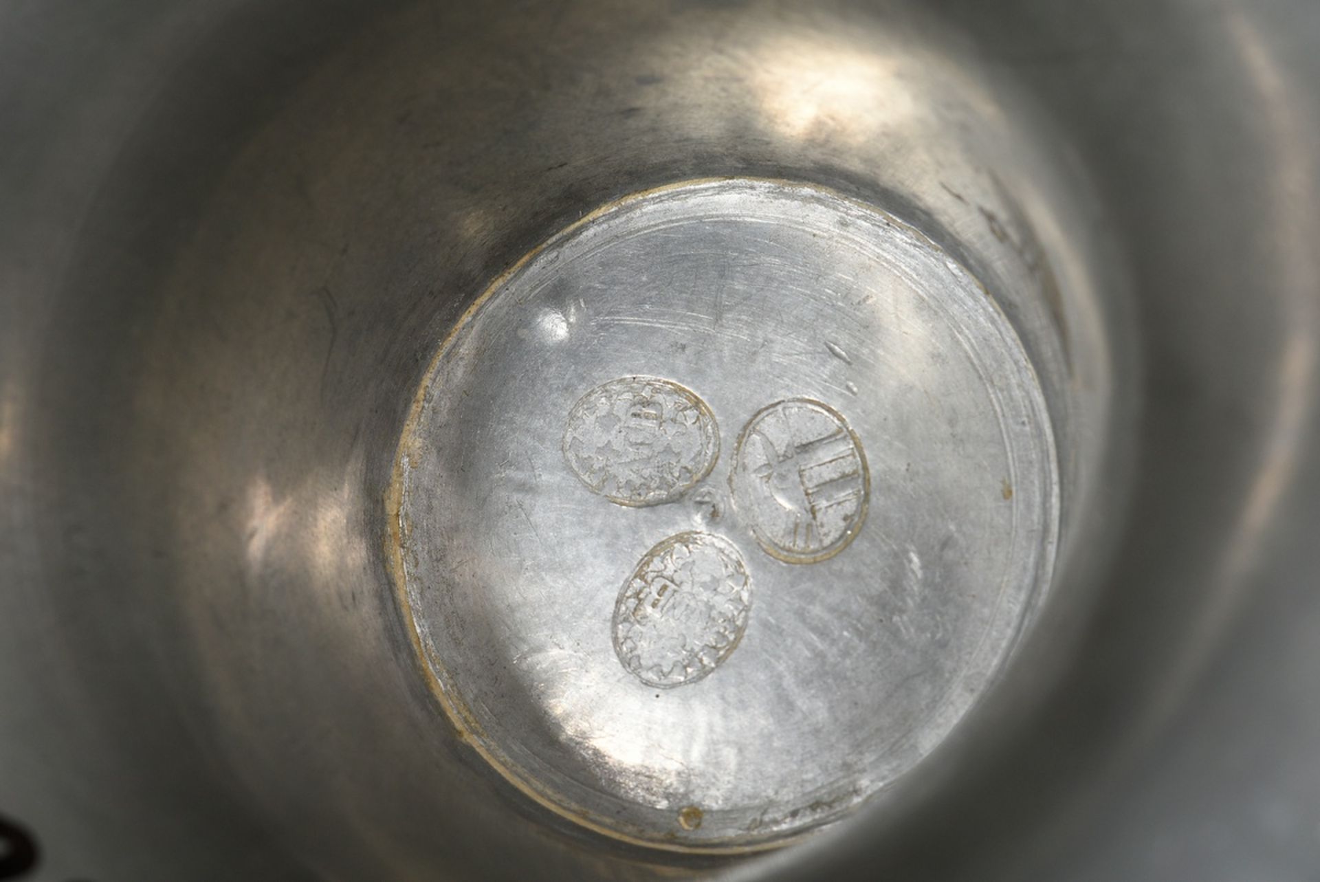 Large pewter guild cup "Willkomm" with plastic lid crowning "flag bearer", engraved inscription "Es - Image 6 of 12