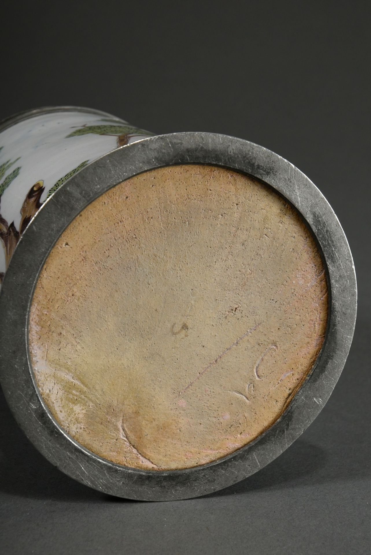 Schrezheimer Walzenkrug in Zylinderform mit Ohrenhenkel, Fayence weiß glasiert mit feiner Scharffeu - Bild 10 aus 10