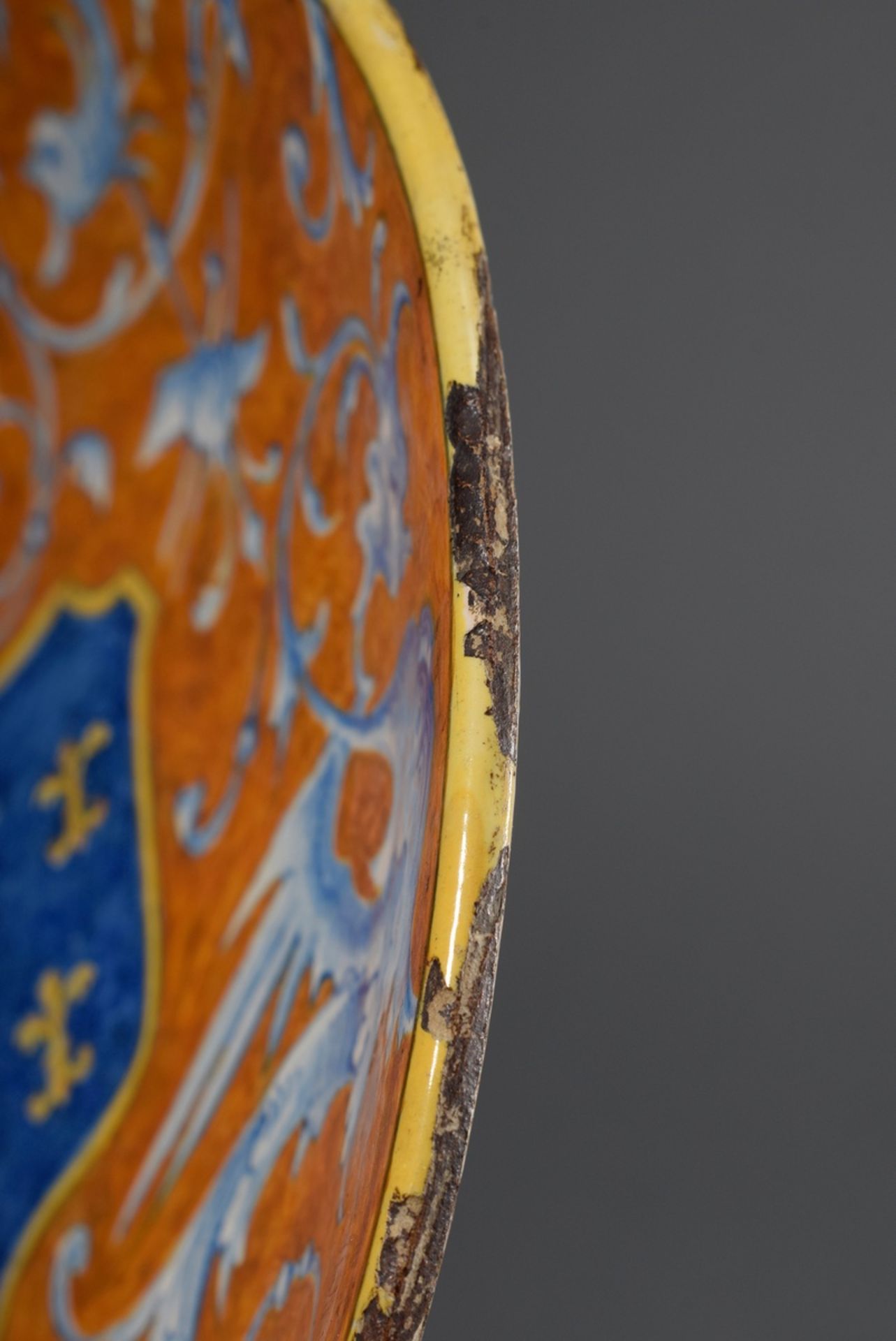 Italienischer Majolika Teller mit Groteskendekor und Wappenschild „Fünf Fleur-d-lis auf blauem Grun - Bild 6 aus 7