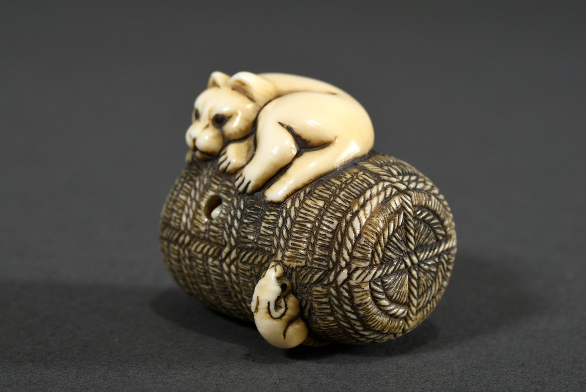 Ivory netsuke "Cat and rat on rice straw bale" with movable mouse, l. 3,6cm, permit according to ar - Image 3 of 6