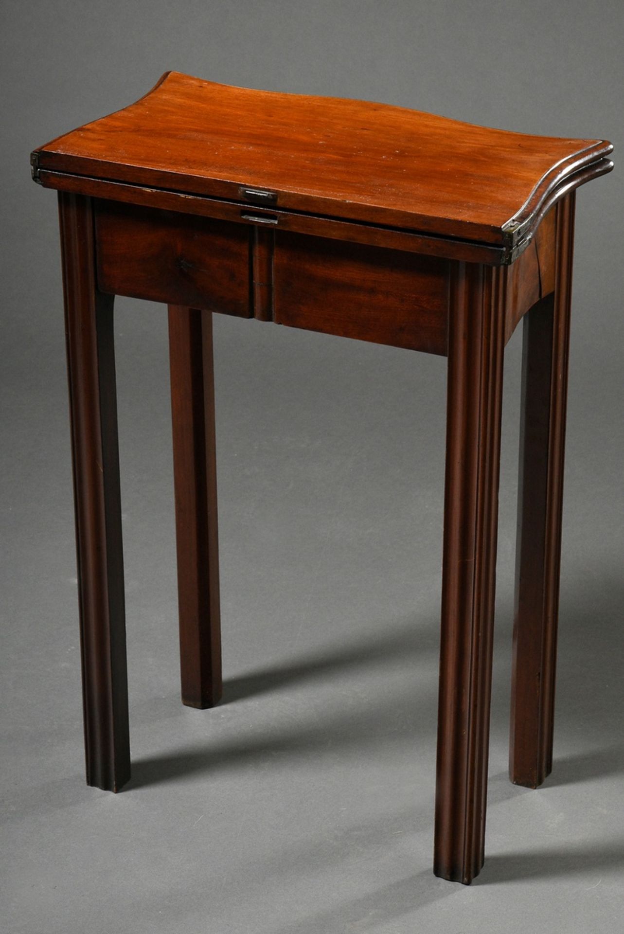 Small English mahogany folding table with straight legs, 70,5x48x27/53,5cm, 19th c. - Image 2 of 4