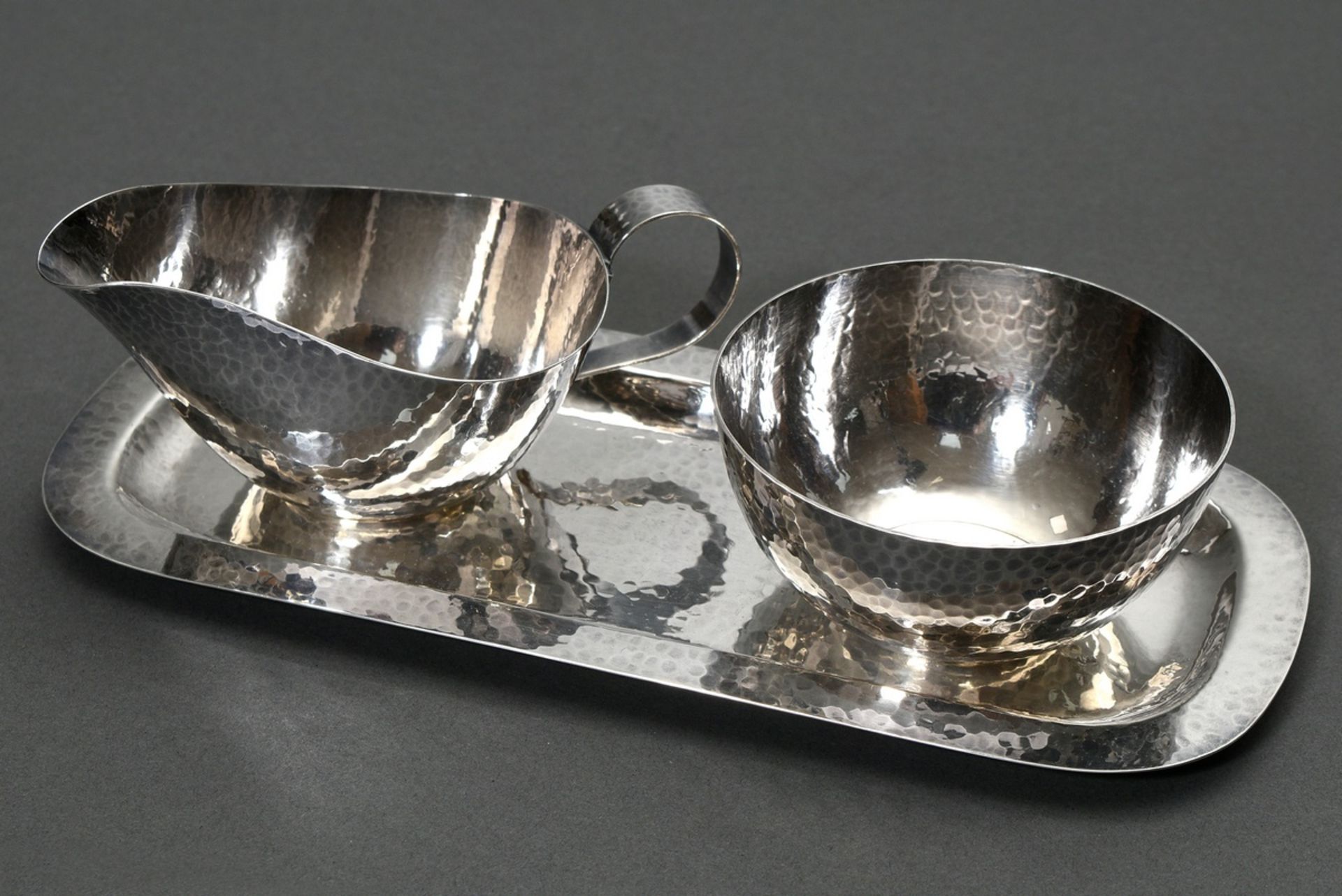 3 Teile martelliertes Art Deco Zucker und Rahm Set auf Tablett, Hermann Behrnd/Dresden, Silber 835,