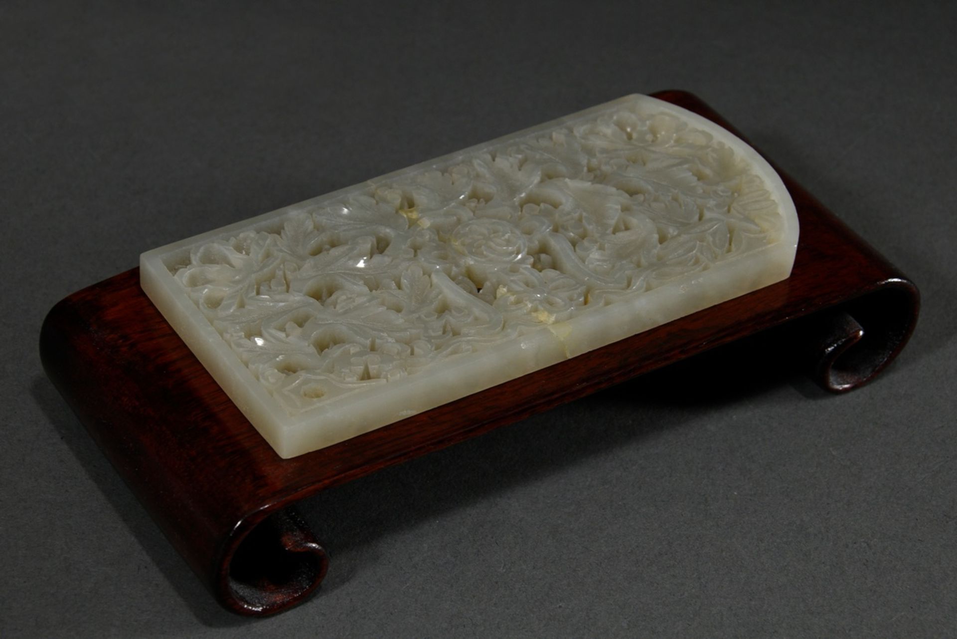 Light filigree openwork jade plaque "Floral Tendrils" in Ming style, wooden base, 11,7x5,4cm, 2 sma - Image 2 of 3