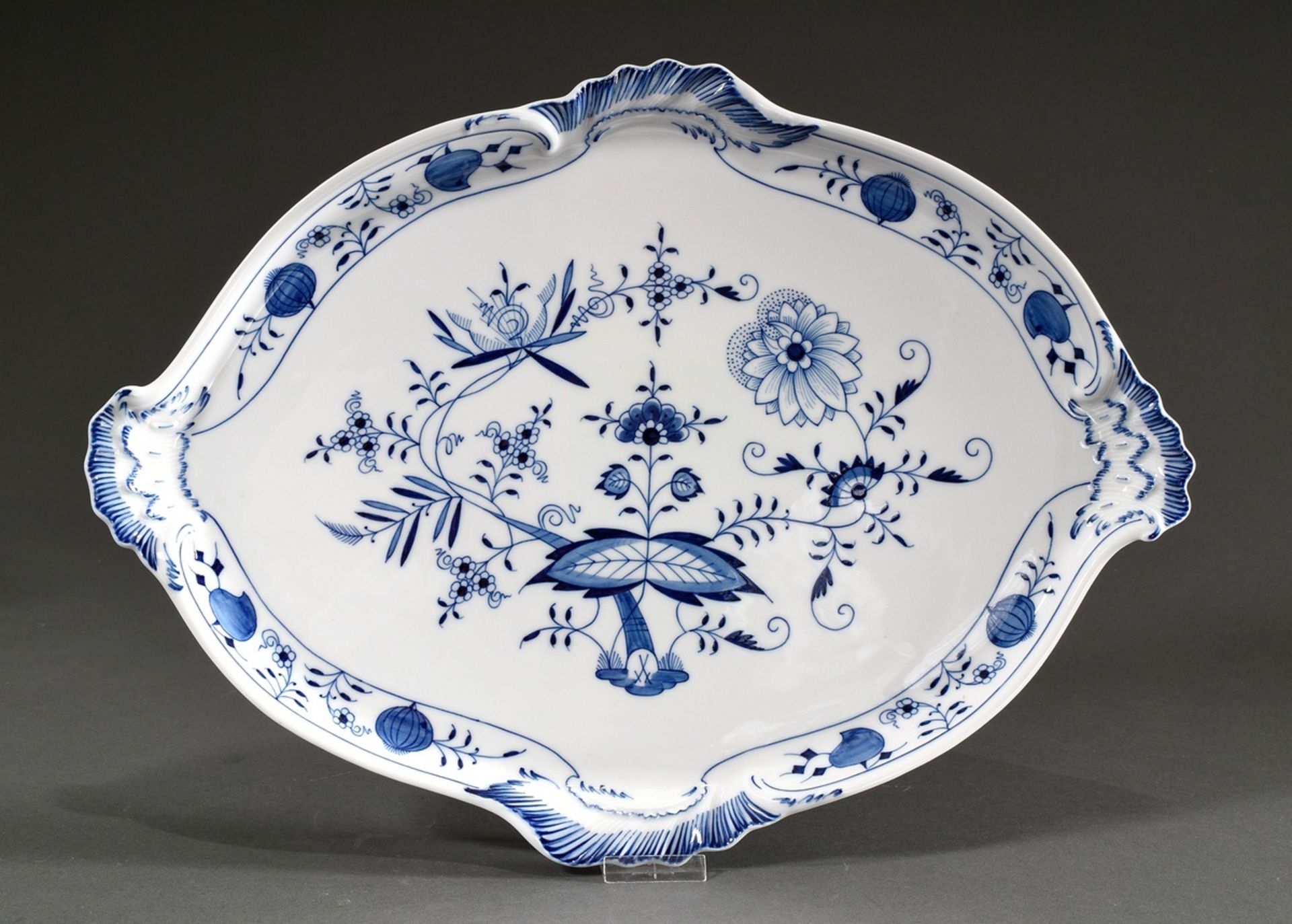 Meissen "Zwiebelmuster" Tablett mit Rocaillerand, blaue Schwertermarke nach 1950, Pressnummer 302, - Bild 2 aus 4