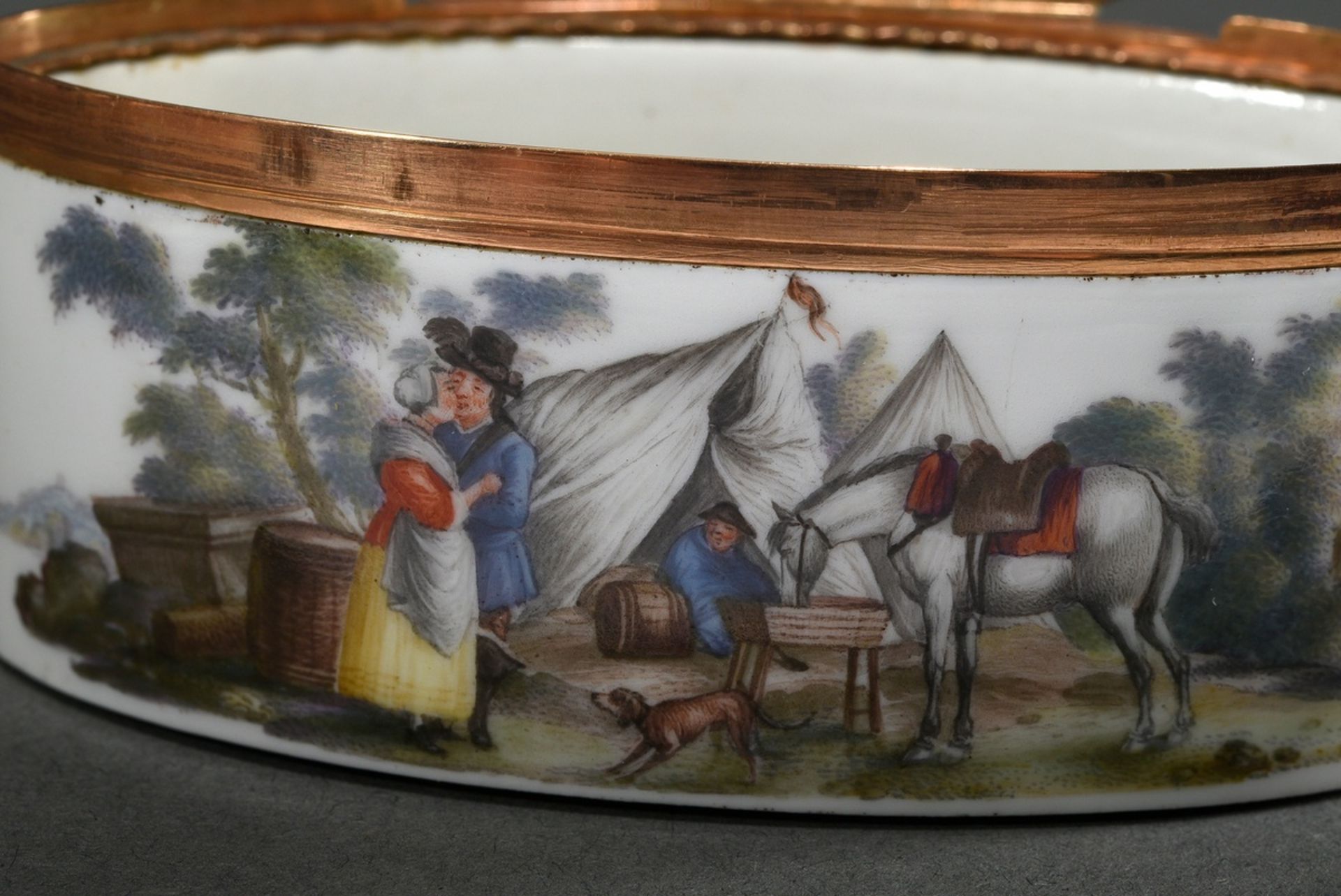 Oblong Höchst porcelain snuff box with floral engraved gold mount and delicate painting on the outs - Image 5 of 8