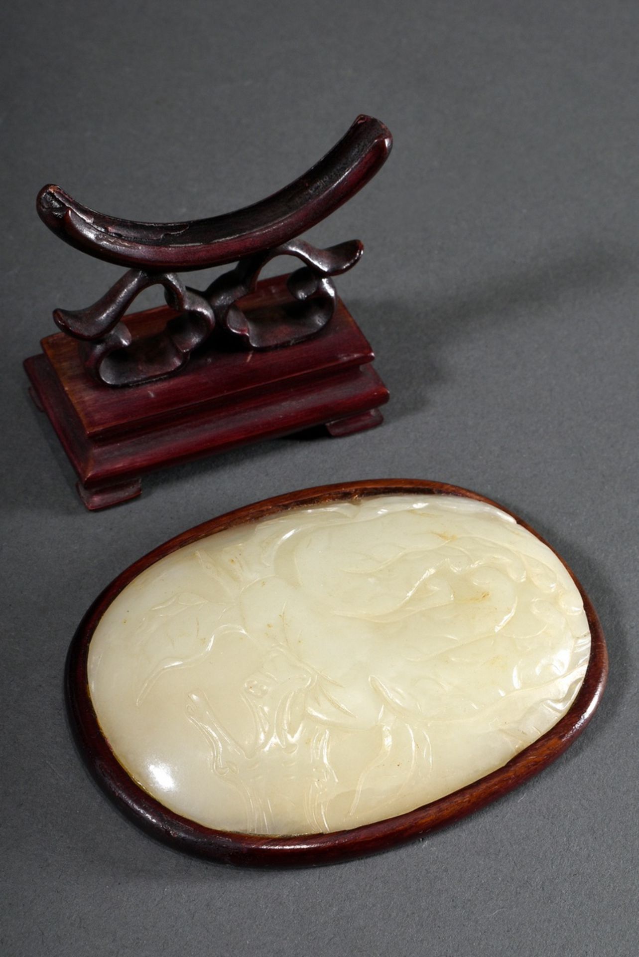 Light yellow-green jade carving plaque "Buddha-Hand Lemon", China, Qing Dynasty, carved rosewood fr - Image 3 of 3