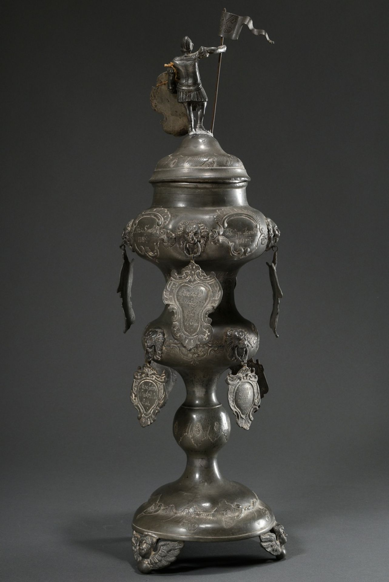 Pewter goblet of the Nuremberg sculptors with 8 attached shields and figural lid crowning, round ba - Image 3 of 14