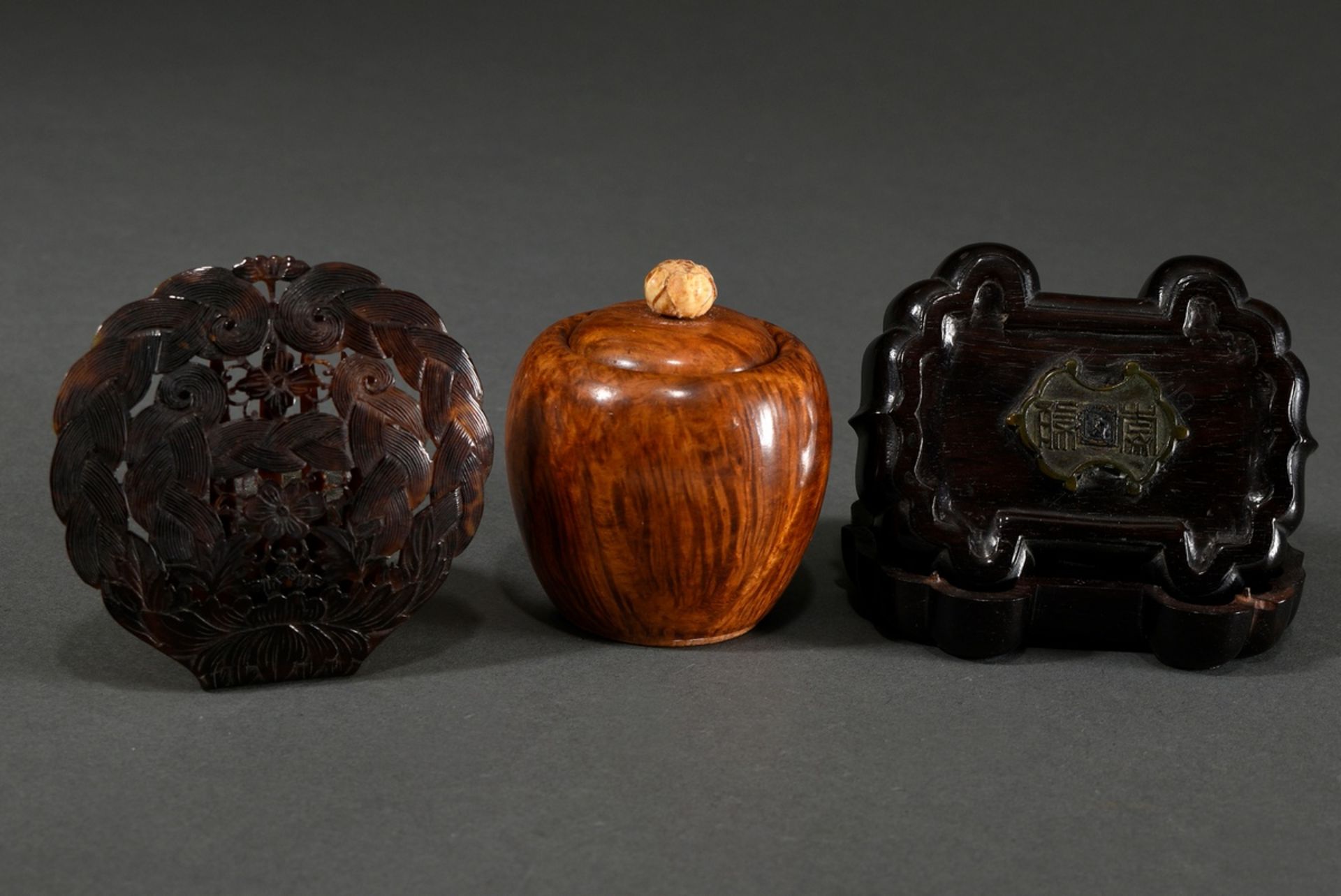 3 Diverse Teile: fein geschnitztes Blackwood Kästchen in Lingzhi Form mit aufgelegter Messing/Bronz