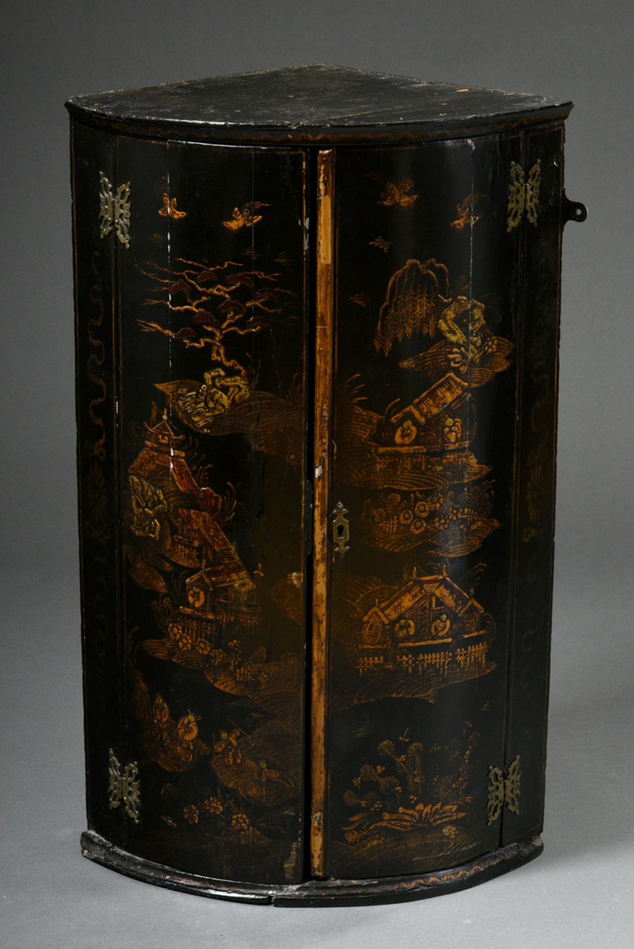 Corner hanging cupboard with chinoiserie lacquer painting "Landscape with tea pavilions and staffag