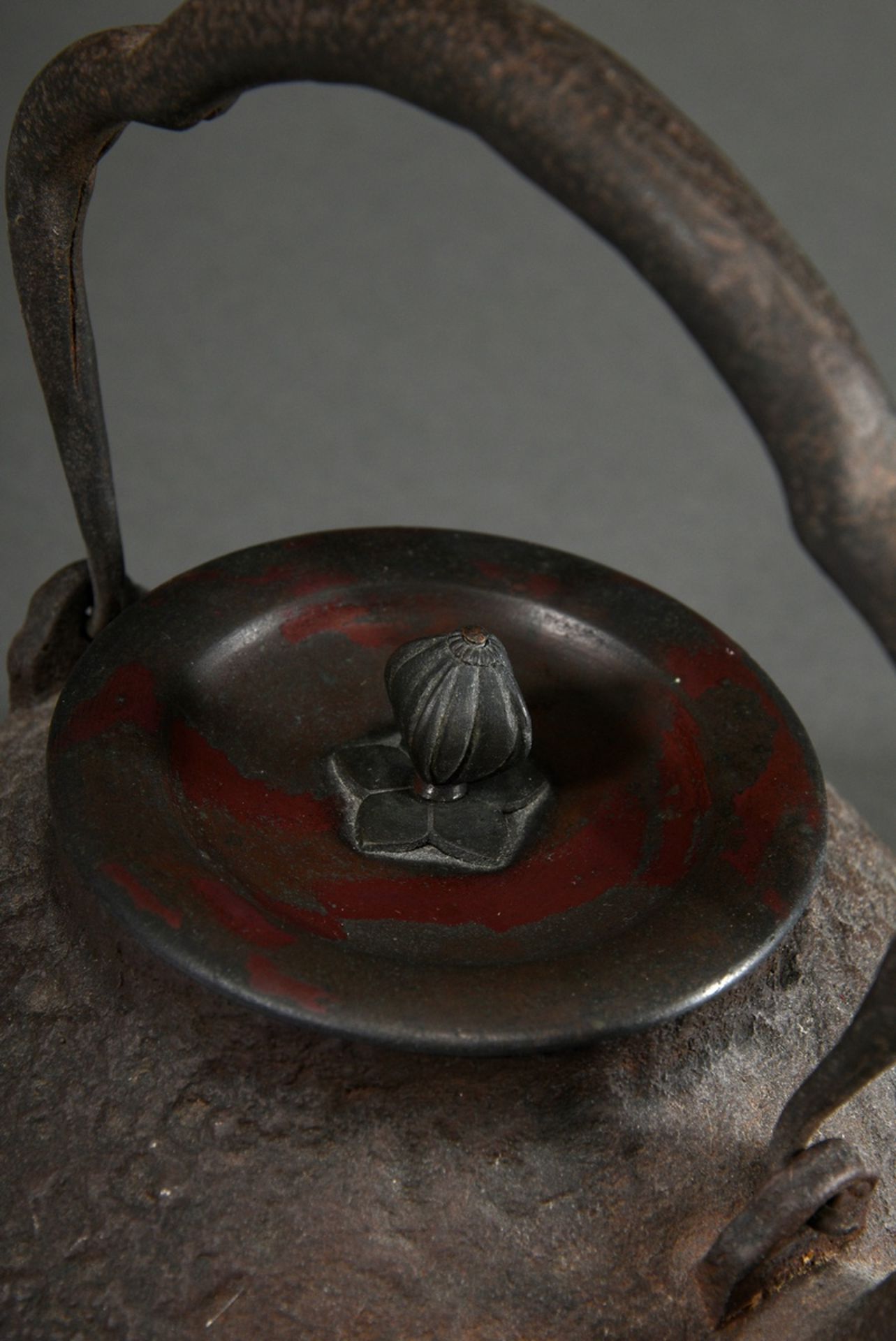 Iron Tetsubin water kettle "Two crabs and sedge", bronze lid signed inside, Japan 19th/20th c., h. - Image 3 of 9