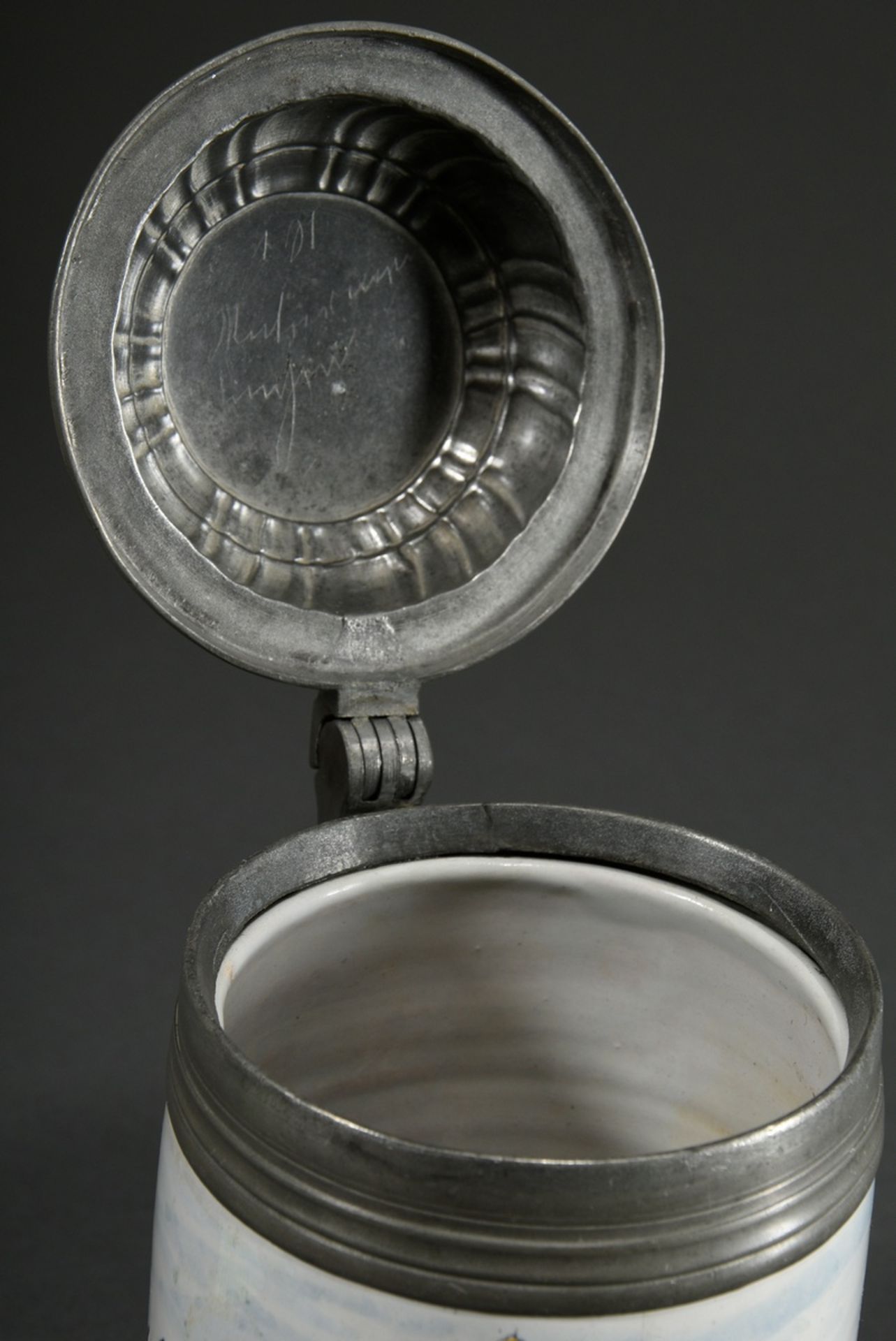 Crailsheimer Walzenkrug der Famille Jaune in Zylinderform mit Ohrenhenkel, Fayence weiß glasiert mi - Bild 7 aus 8