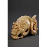 Beigebraune Jade Figur "Drachenfisch, Fisch und Tiger", Altersspuren, 7x5x2,5cm, rechtes Ohr des Ti