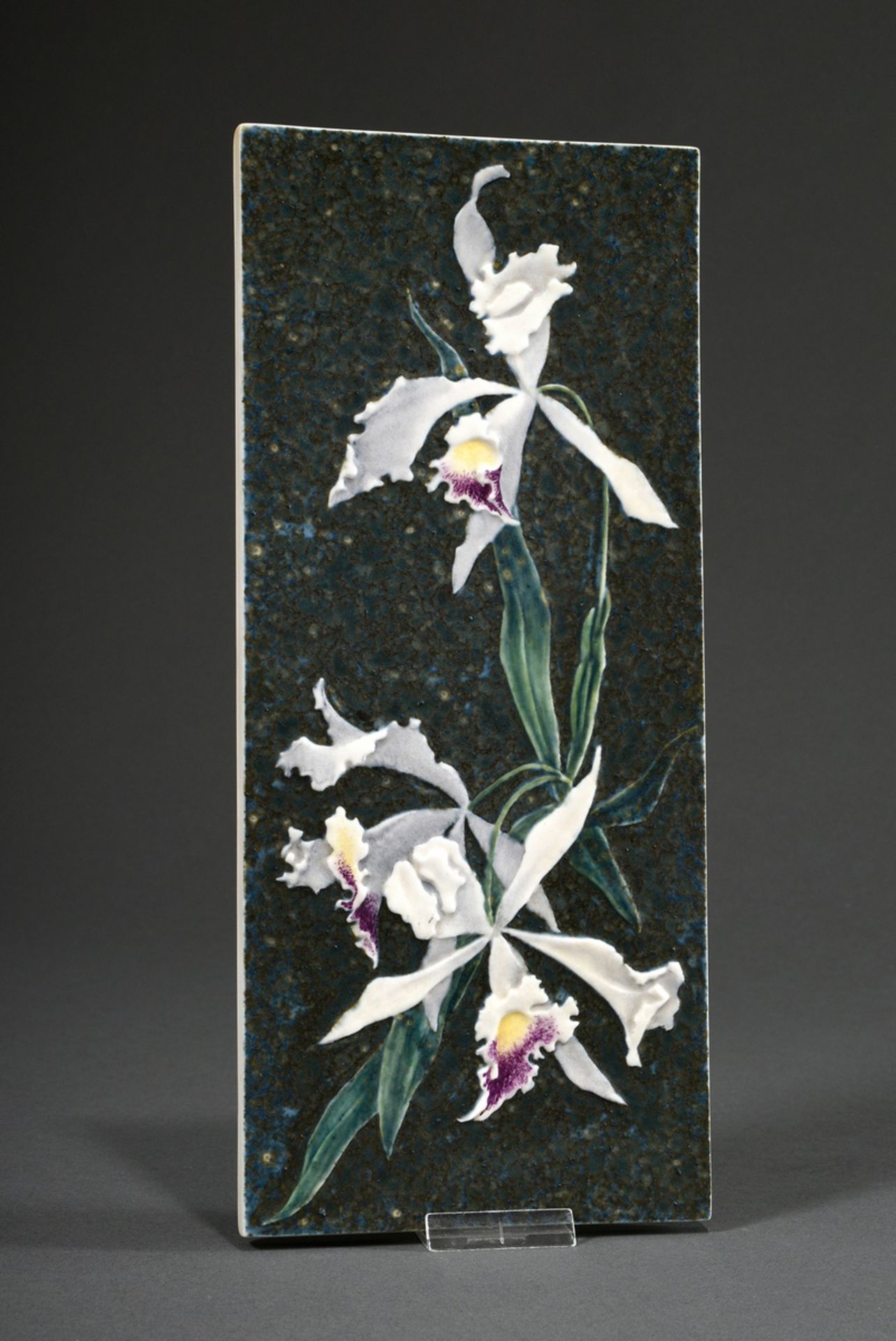 Moderne Meissen Plakette mit polychrom bemalten "Orchidéenblüten" im Relief, 20.Jh., verso unglasie