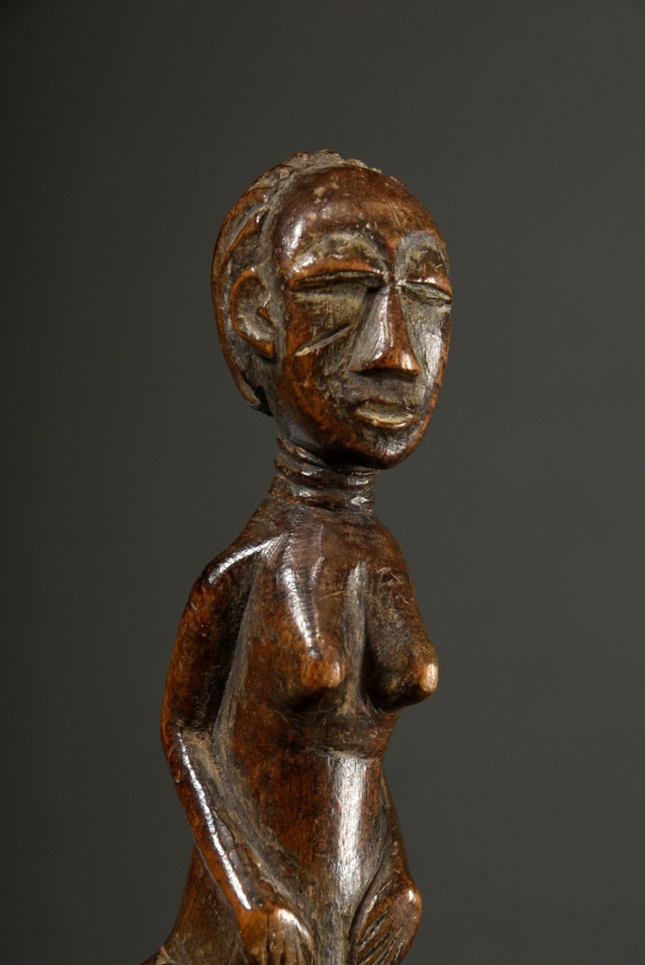 2 Various African carving fragments: Baule slingshot "Woman with spread legs" (verso inscr. "Coll.  - Image 4 of 6