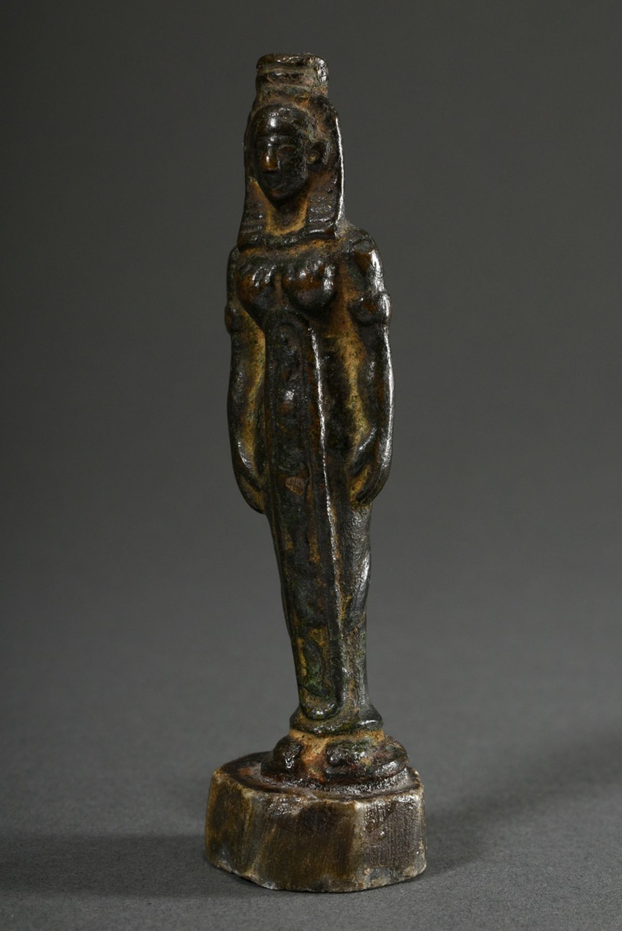 Small statuette "Female Egyptian deity", bronze with greenish patina, mounted/glued on marble base, - Image 2 of 6