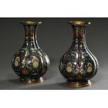 Paar feine Cloisonné Vasen "Shou-Zeichen, Lotosranken und Fledermäuse" auf schwarzem Fond in achtpa