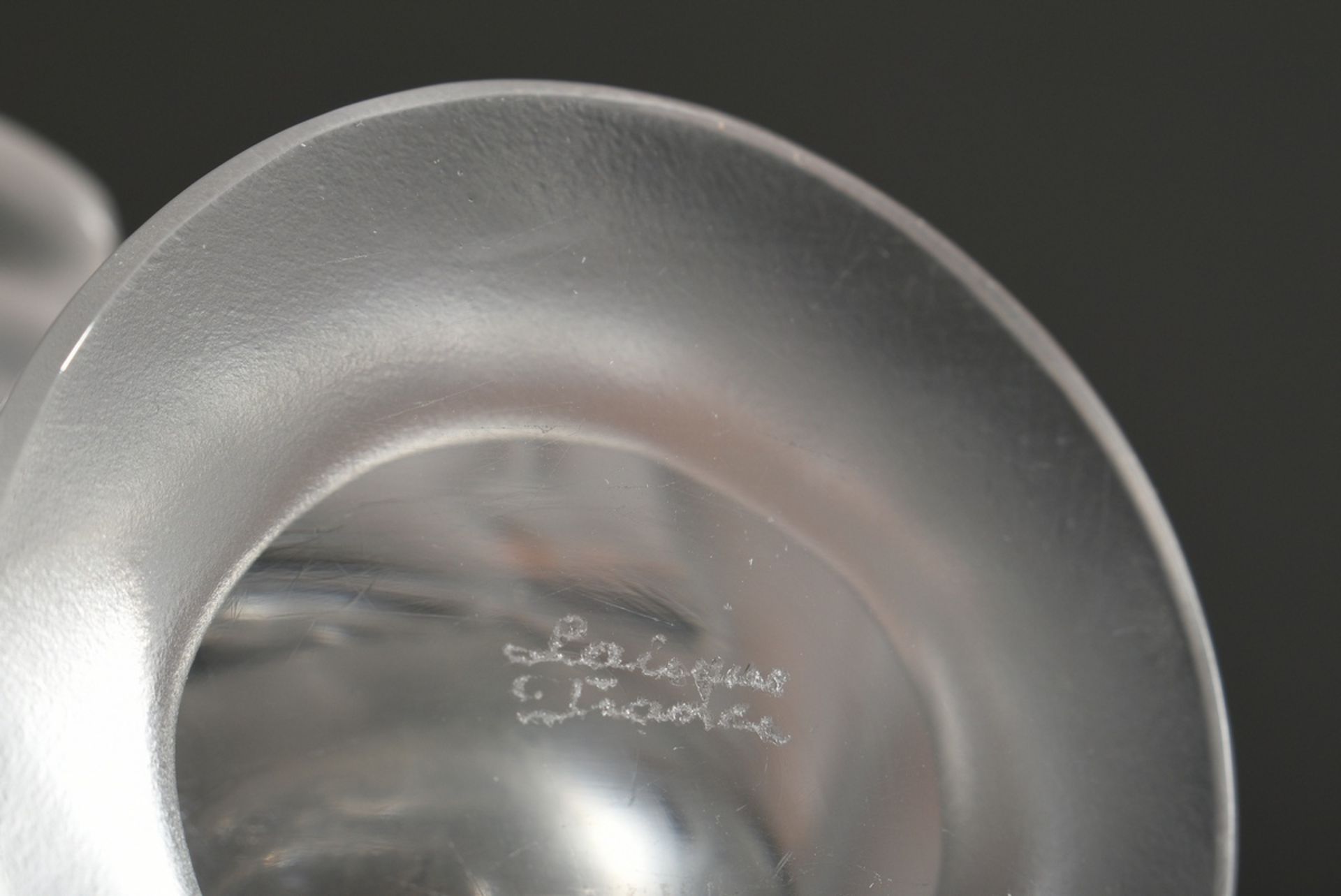 Lalique Vase in mattiertem farblosem Formglas mit Reliefdekor "Zwei Vögel",sign., 20.Jh., H. 12,6cm - Bild 4 aus 4