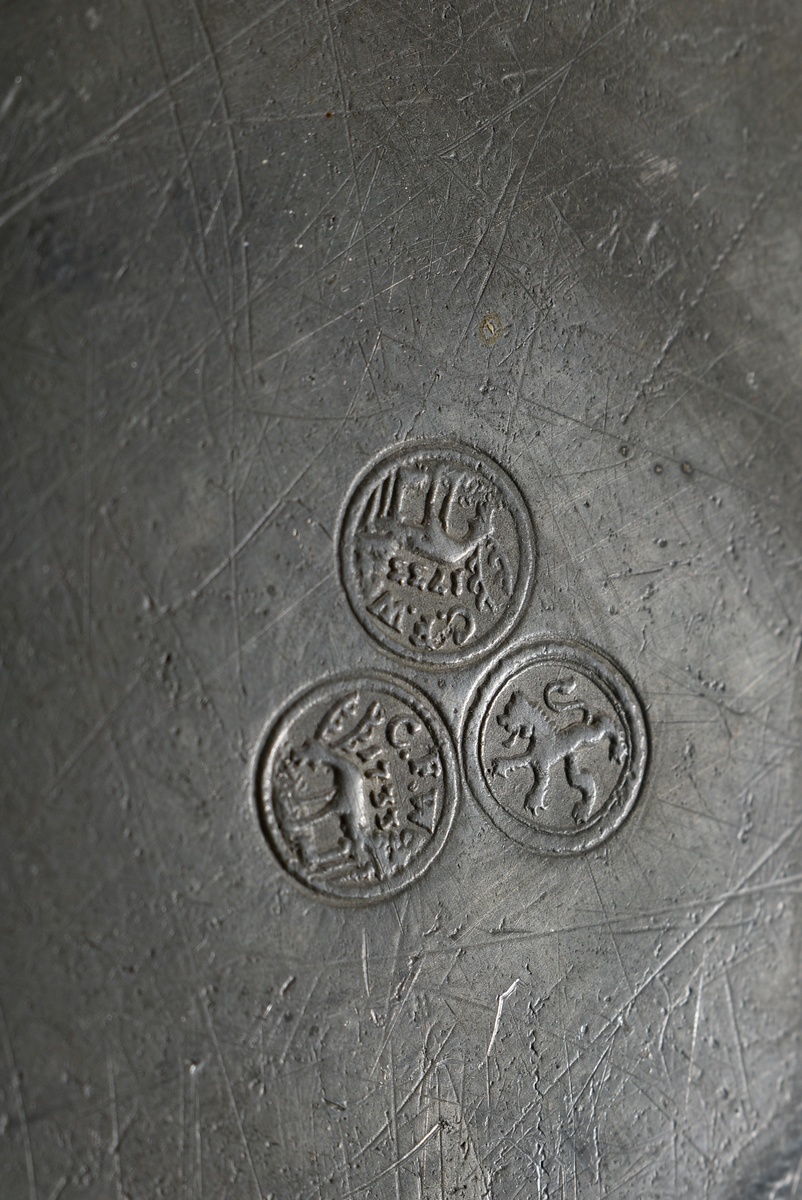 Large North German pewter plate from the estate of Elsabe Maria Rickmans with floral engraving and - Image 4 of 5