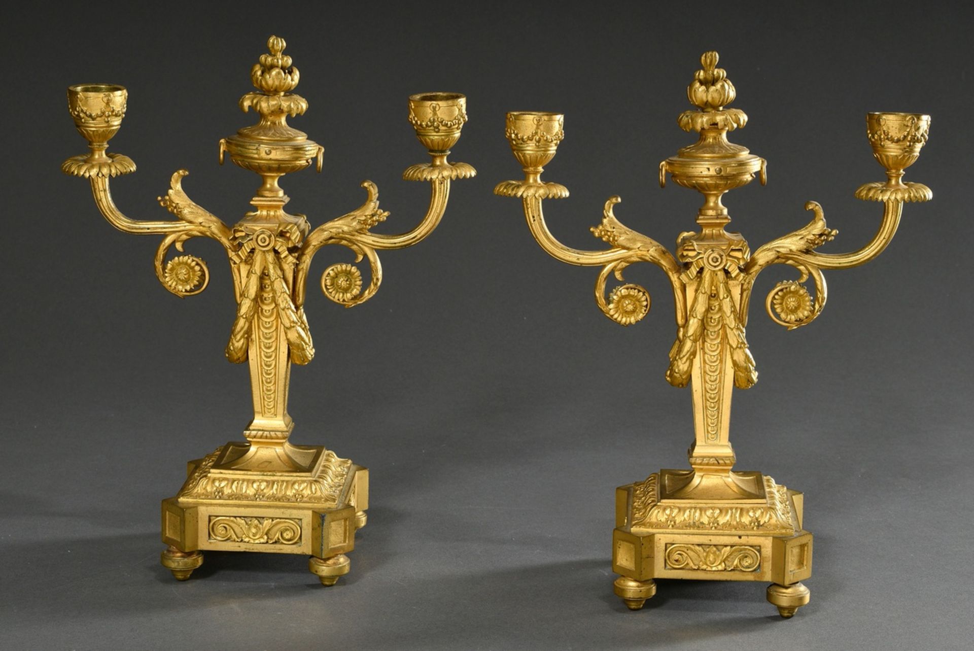 2 Feuervergoldete Bronze Girandolen im Louis XVI Stil in feinster Ausführung, Sockelornamente aufge