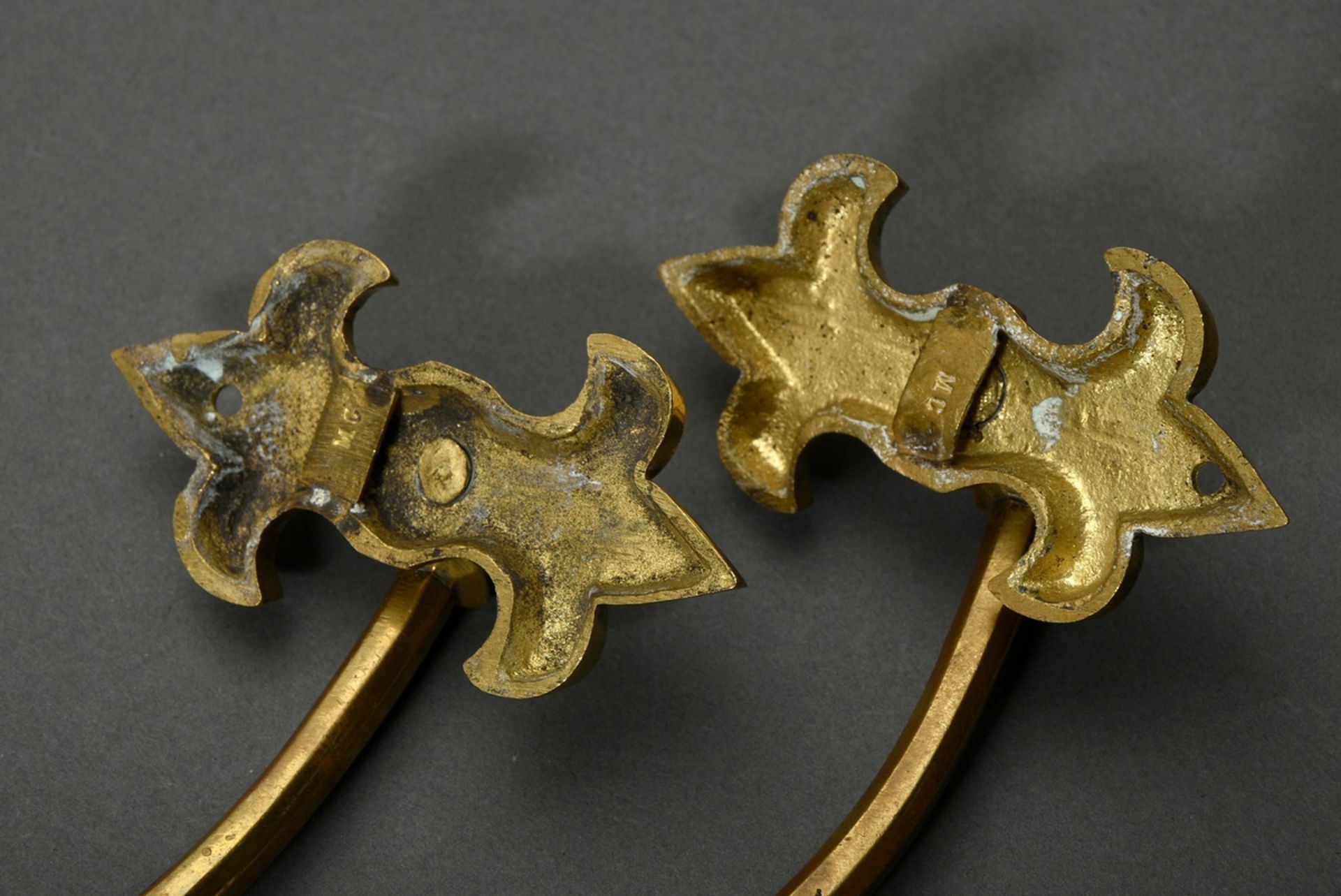 3 Various brass curtain holders: Pair in plain façon with bourbon lily and movable hooks (h. 32cm) - Image 7 of 7
